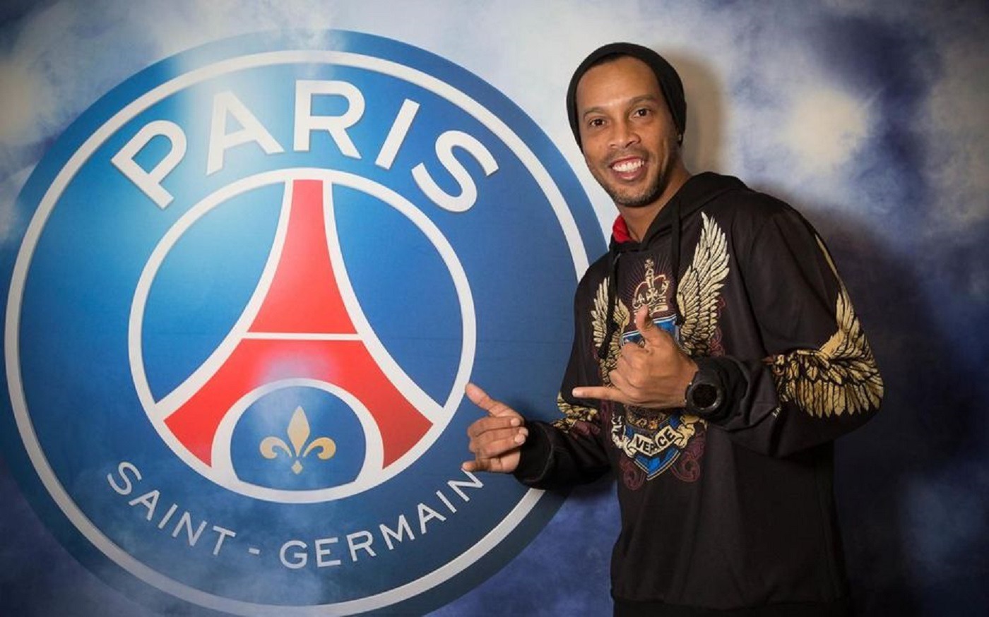 C'est Ronaldinho qui prendrait le num&eacute;ro 10 dans le onze de Neymar. (DR)