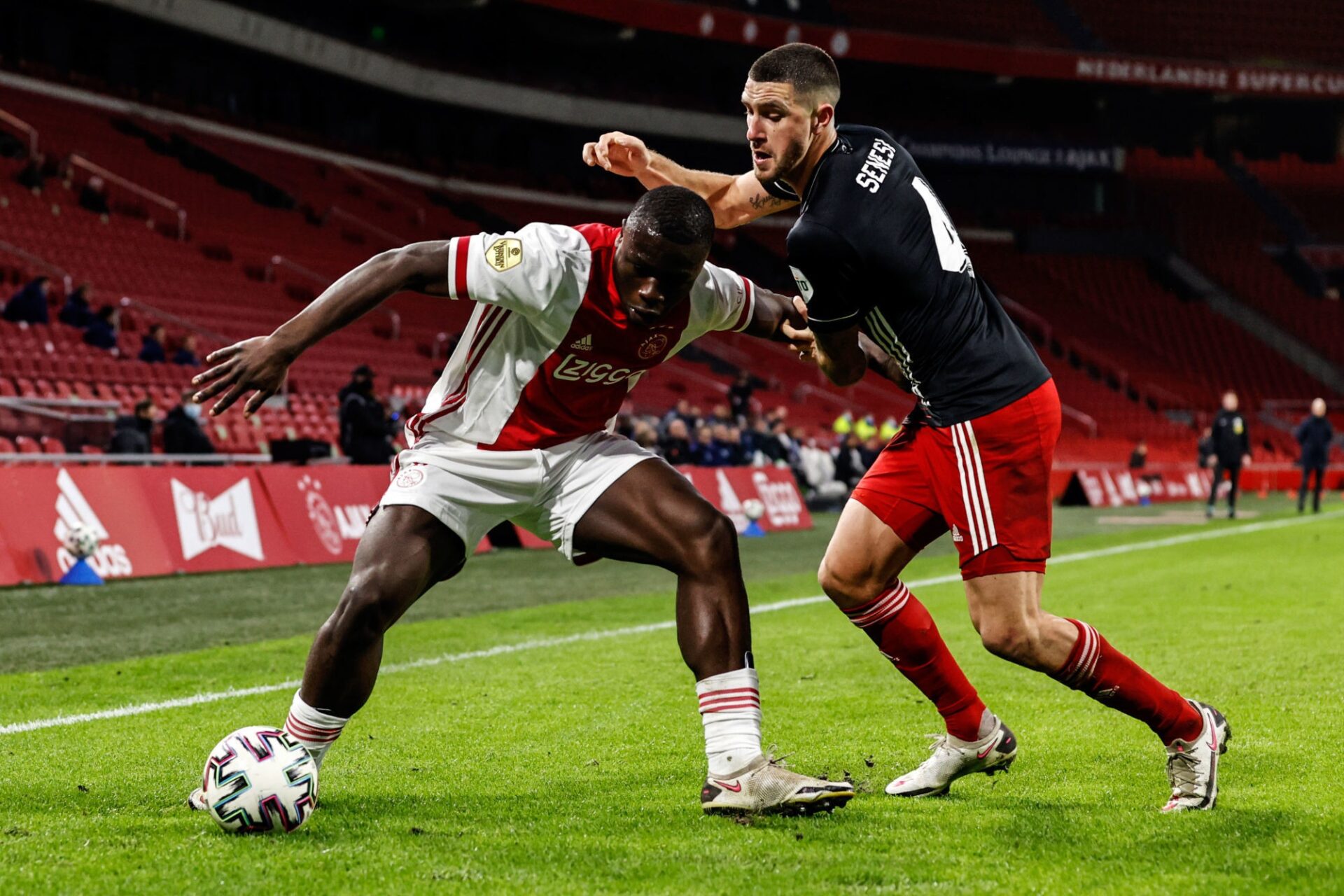 Daley Blind et Dusan Tadic n'en reviennent pas. Photo Icon Sport