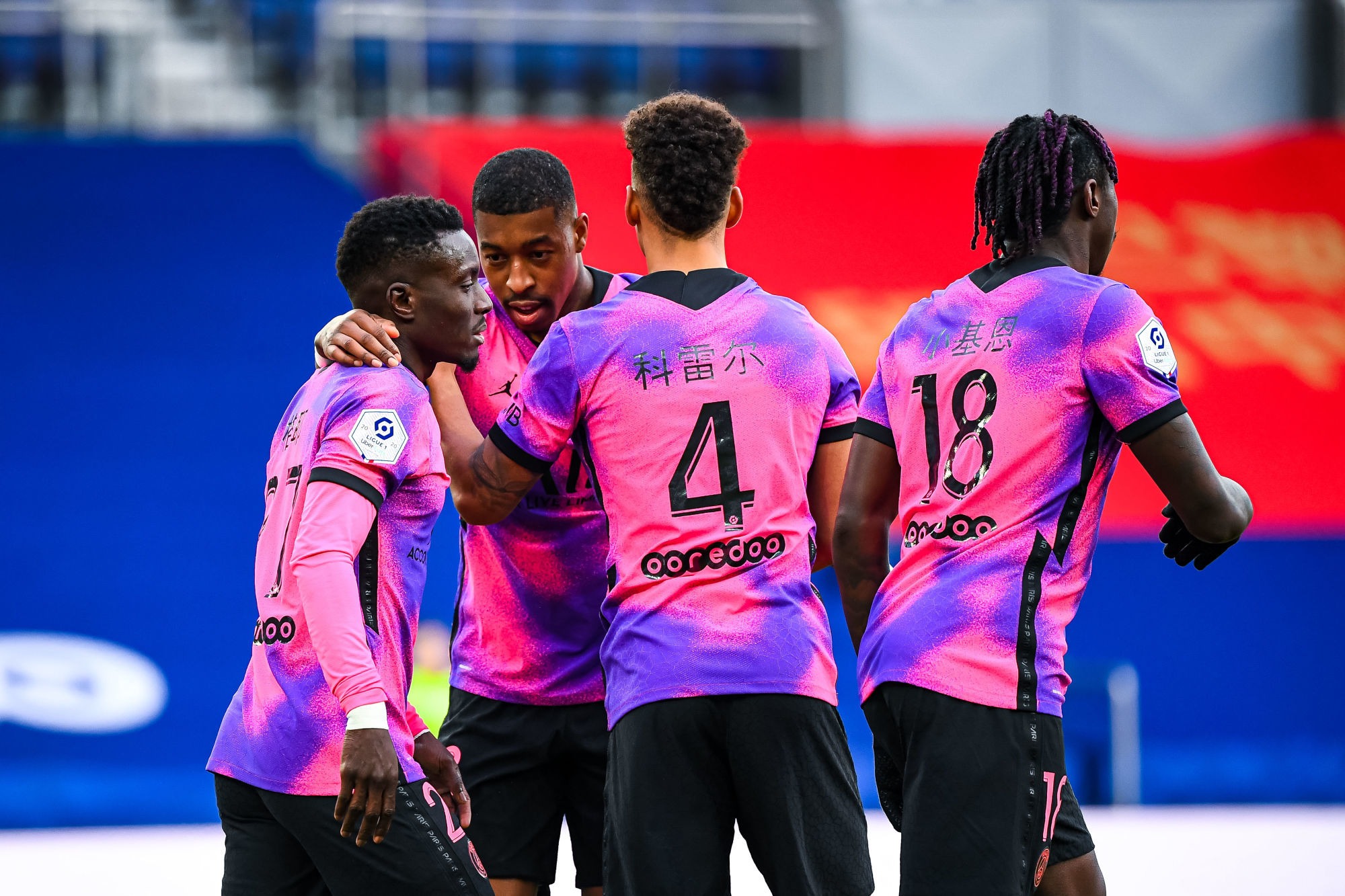 Paris Saint-Germain : un nouveau maillot rose qui fait débat