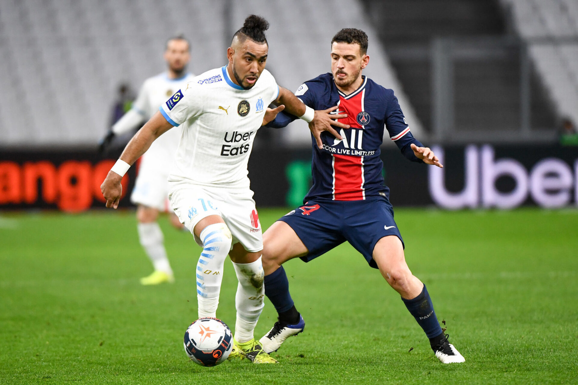 Le milieu du PSG Rafinha s'appr&ecirc;te &agrave; se faire &eacute;liminer par le N&icirc;mois Adrian Cubas. Photo Icon Sport