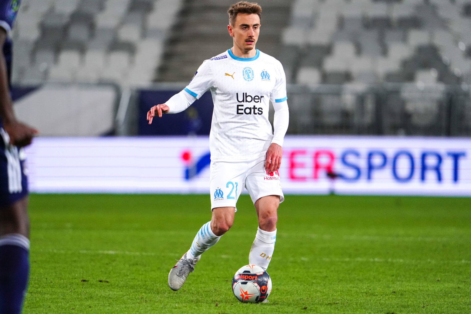 Le Marseillais Valentin Rongier fait ce qu'il peut dans l'entrejeu. Photo Icon Sport.