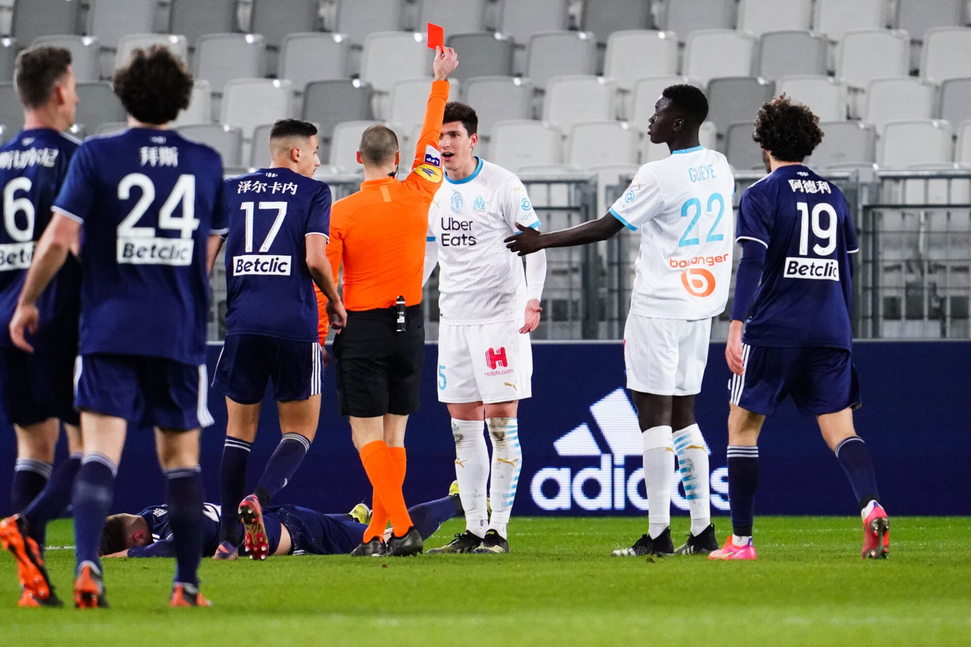 Le Marseillais Valentin Rongier fait ce qu'il peut dans l'entrejeu. Photo Icon Sport.
