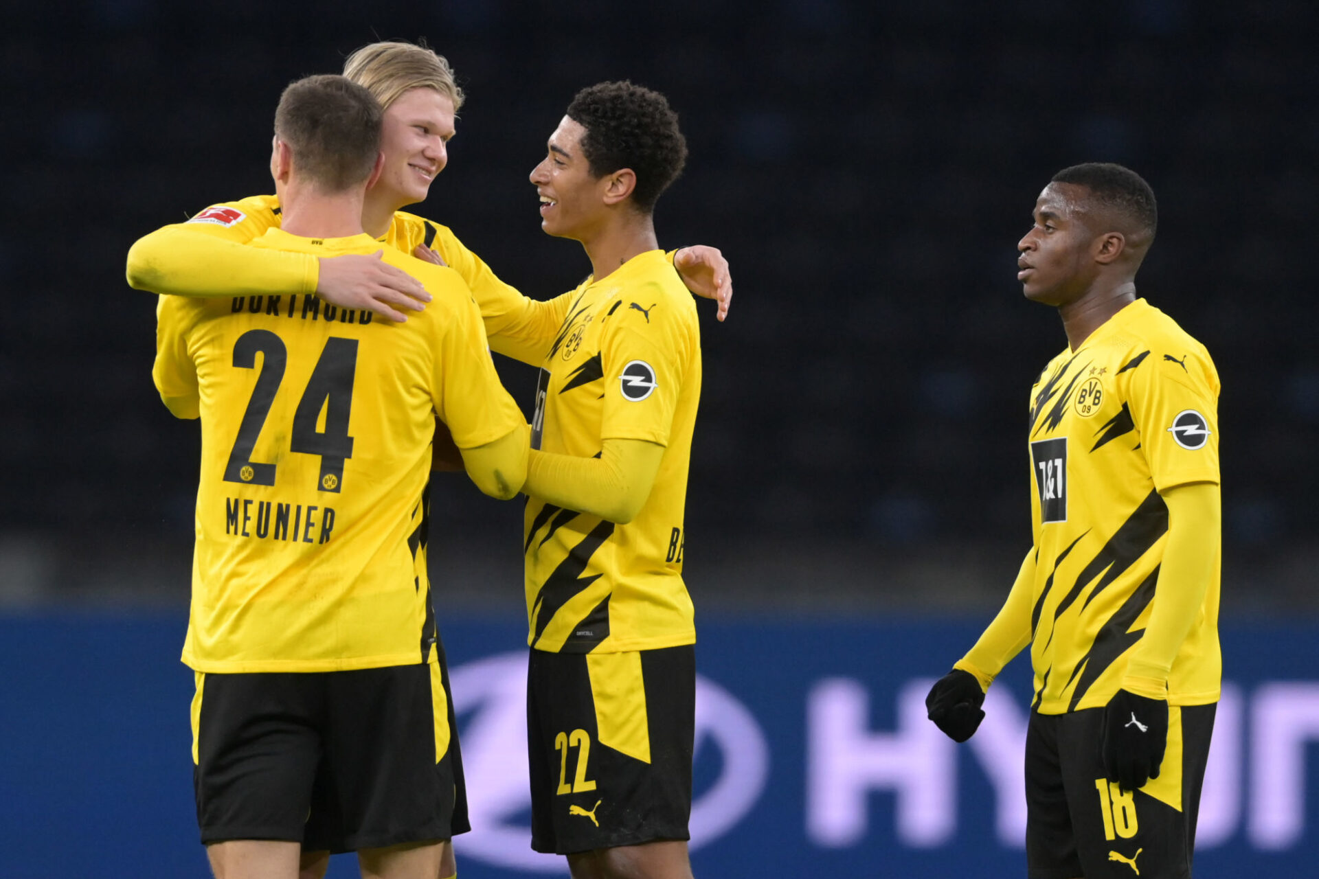 Erling Haaland, Jude Bellingham et Youssoufa Moukoko, la jeunesse triomphante du Borussia Dortmund. Icon Sport. Erling Haaland, Jude Bellingham et Youssoufa Moukoko, la jeunesse triomphante du Borussia Dortmund. Icon Sport.