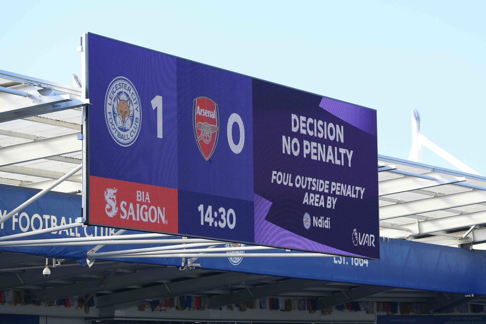 Le grand &eacute;cran affichant la d&eacute;cision de la VAR lors d'un Leicester-Arsenal en Premier League. Icon Sport