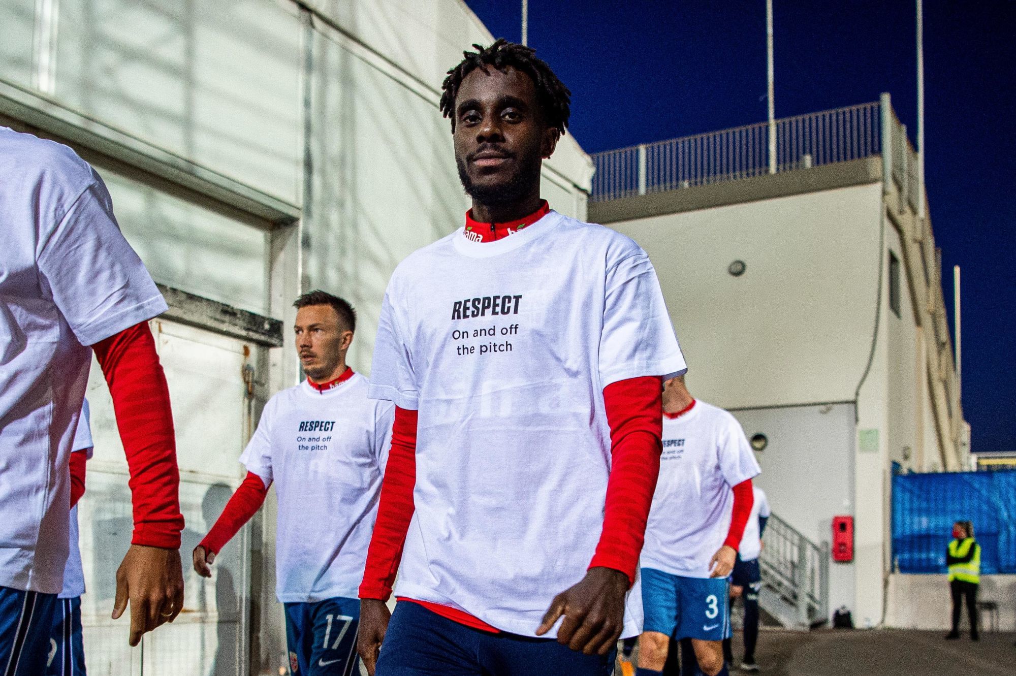 Avant le match contre Gibraltar, l'international norv&eacute;gien Tokmac Nguen porte un T-Shirt avec le message "Respect, sur et en dehors du terrain". Icon Sport