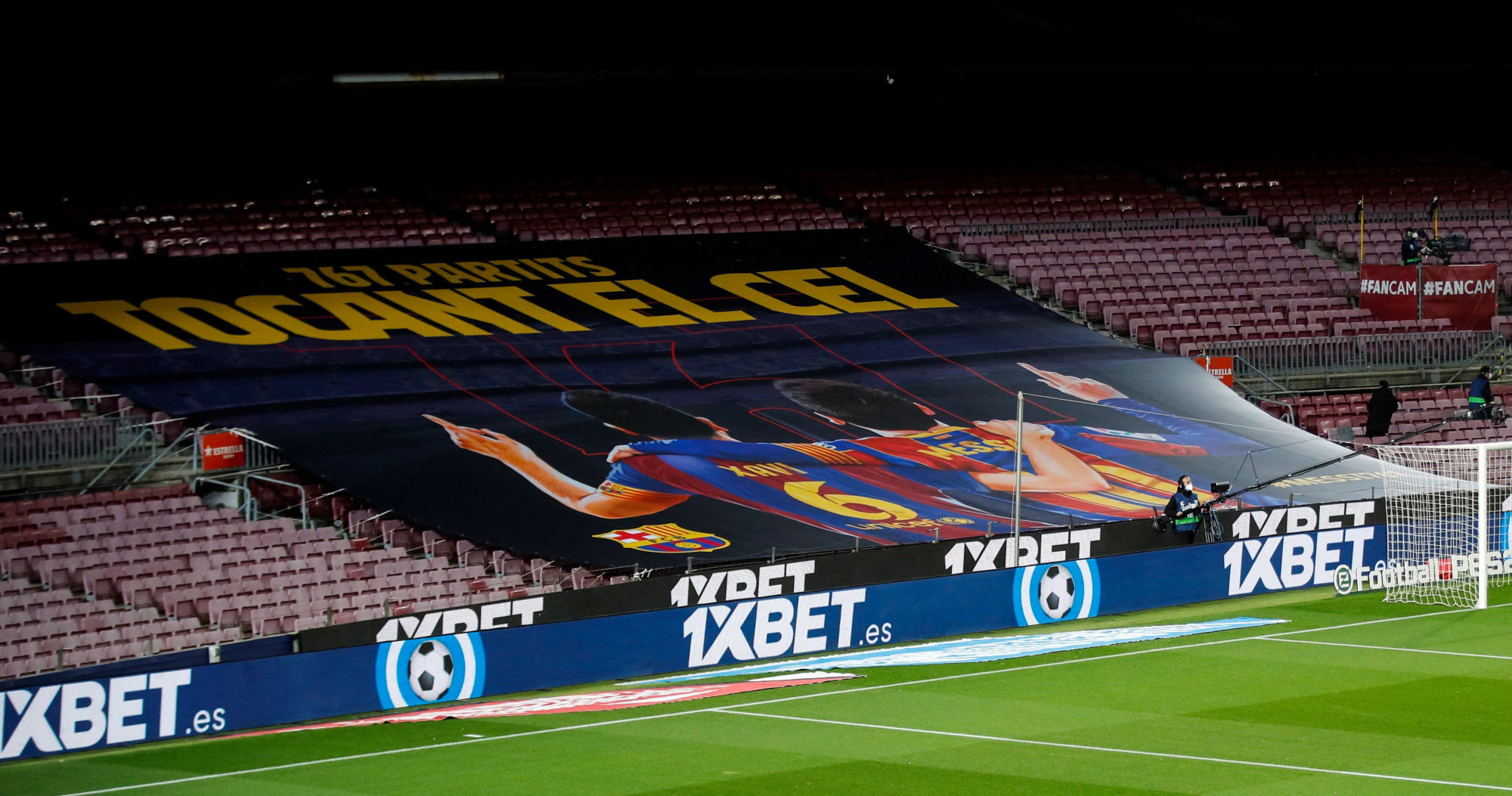 Une banderole affichant Xavi et Lionel Messi unis sous le nombre de 767 matchs. Icon Sport Une banderole affichant Xavi et Lionel Messi unis sous le nombre de 767 matchs. Icon Sport