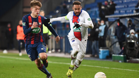 Johann Lepenant, le joueur de Caen, ici au duel avec Neymar (Icon Sport)