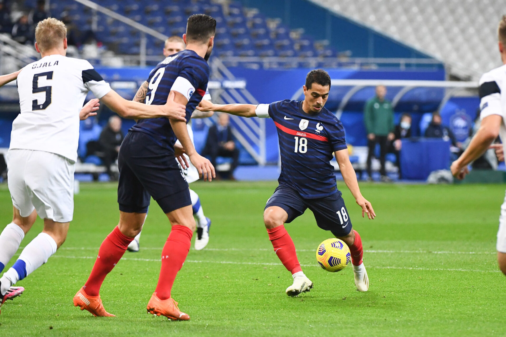 Kylian Mbapp&eacute; musel&eacute; par les lat&eacute;raux de l'Ukraine. Icon Sport