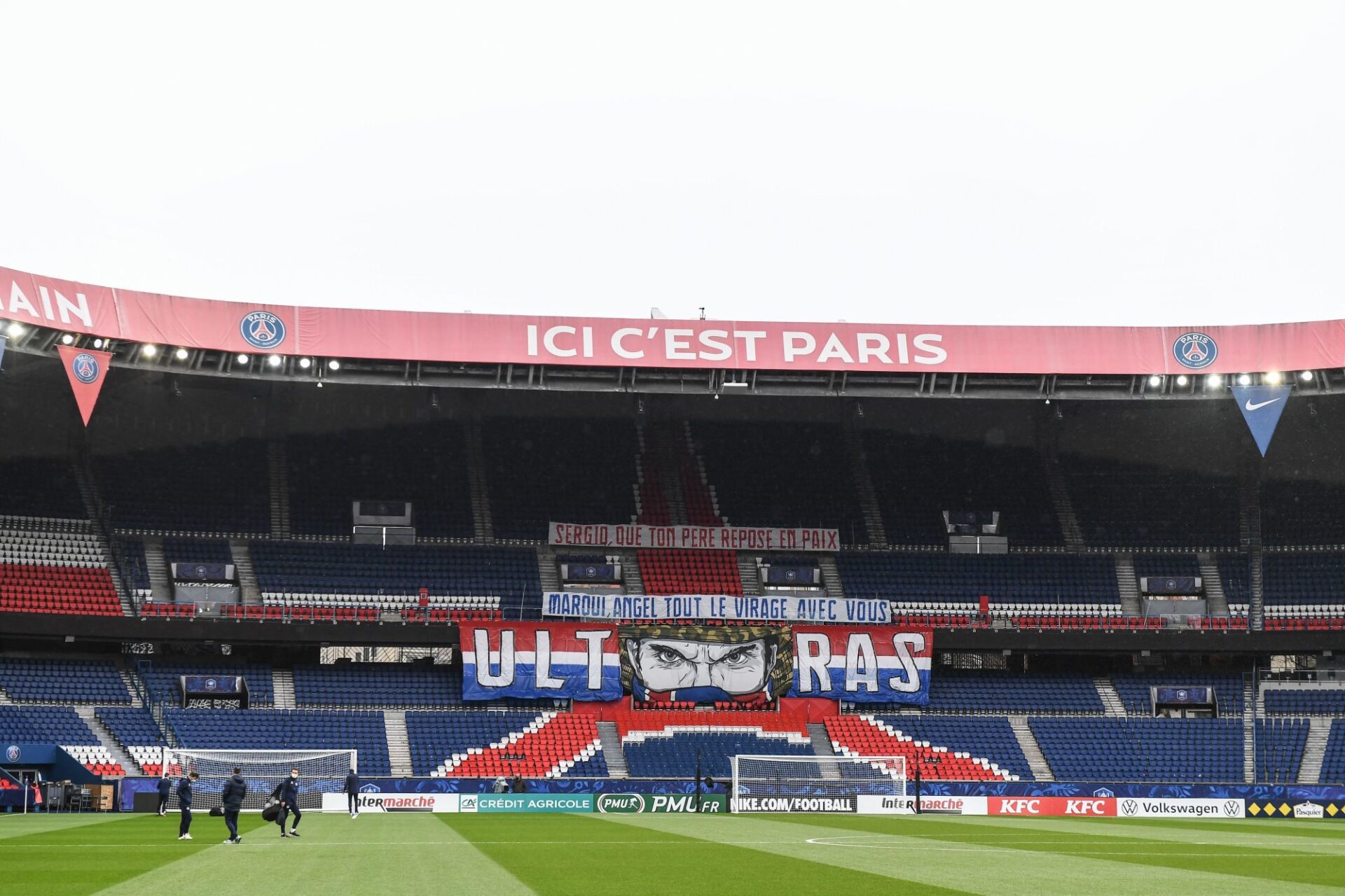 Les ultras du PSG ont déployé une banderole de soutien à Ángel Di María et Marquinhos avant le 8e de finale de Coupe de France contre Lille. "Marqui, Angel, tout le virage avec vous". Icon Sport Les ultras du PSG ont déployé une banderole de soutien à Ángel Di María et Marquinhos avant le 8e de finale de Coupe de France contre Lille. "Marqui, Angel, tout le virage avec vous". Icon Sport