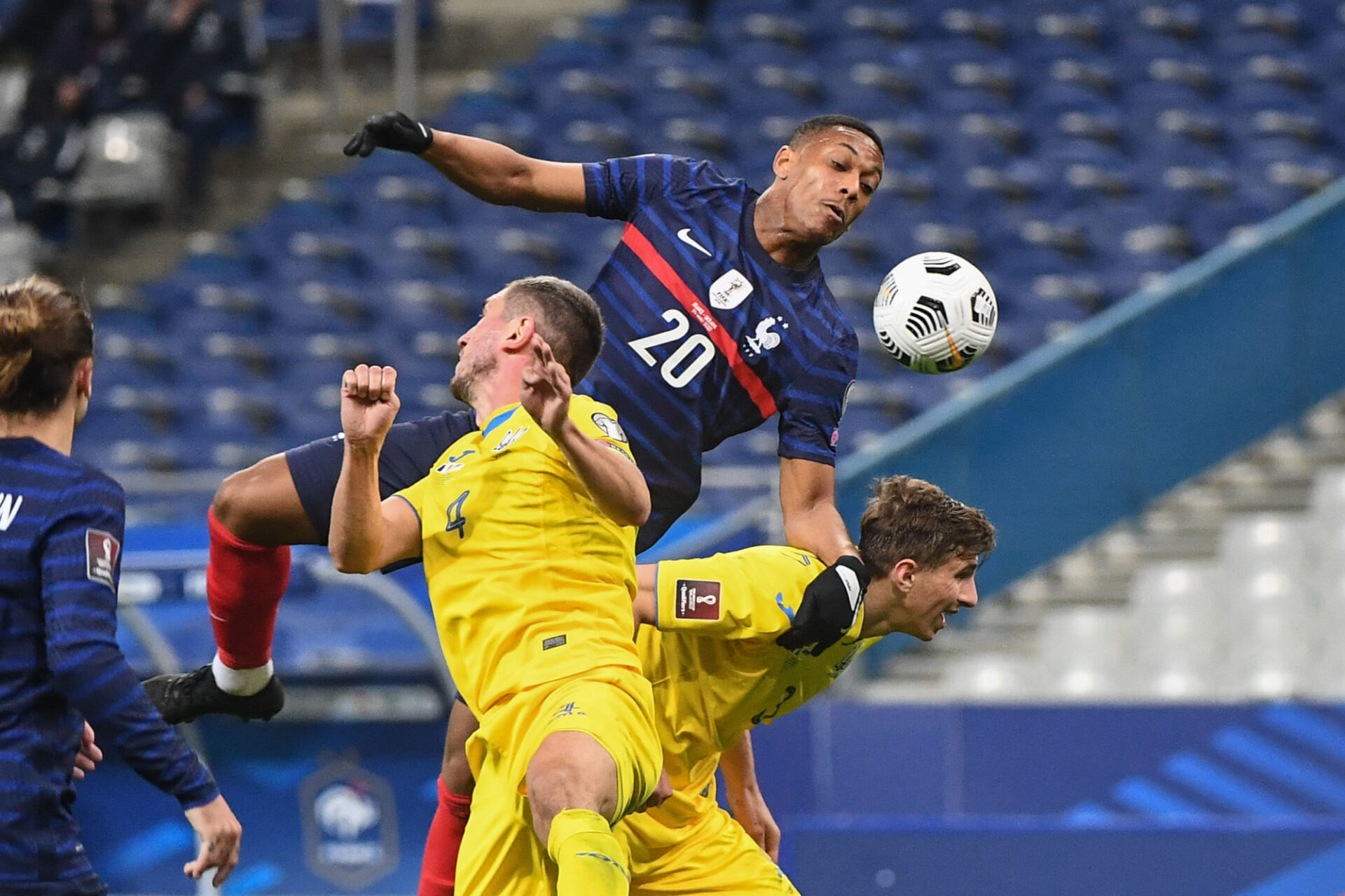 Kylian Mbapp&eacute; musel&eacute; par les lat&eacute;raux de l'Ukraine. Icon Sport