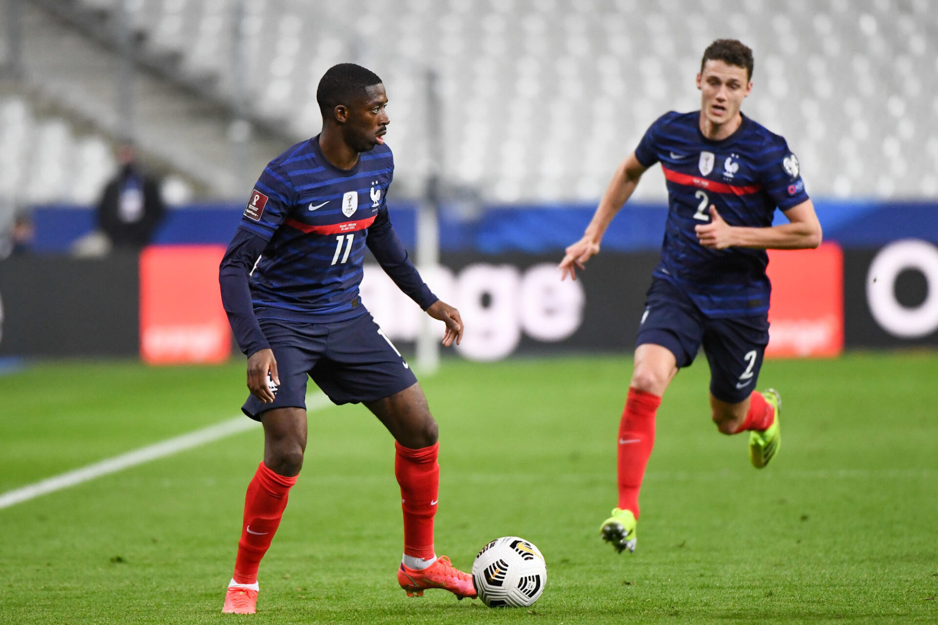 Kylian Mbapp&eacute; musel&eacute; par les lat&eacute;raux de l'Ukraine. Icon Sport
