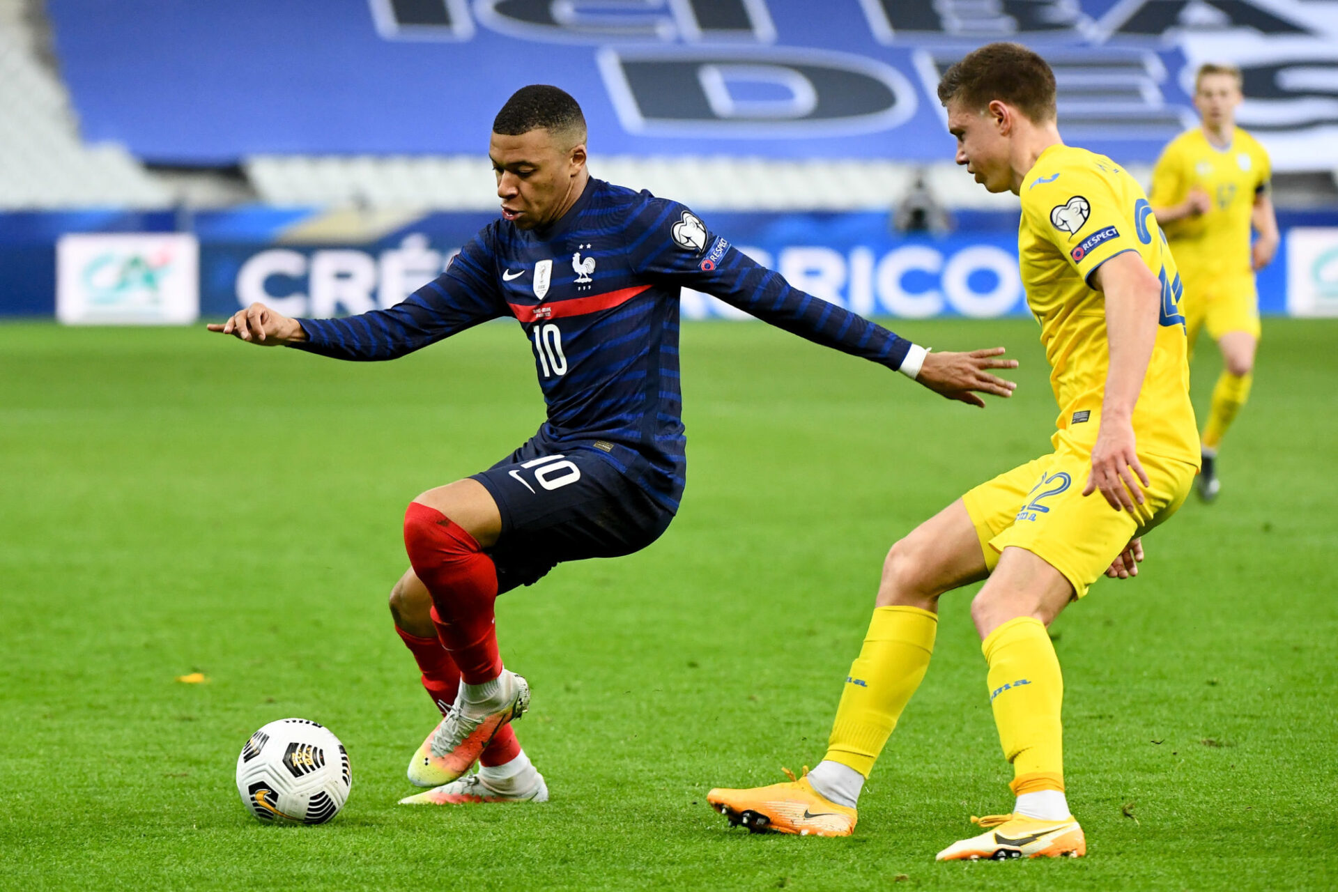 Kylian Mbapp&eacute; musel&eacute; par les lat&eacute;raux de l'Ukraine. Icon Sport