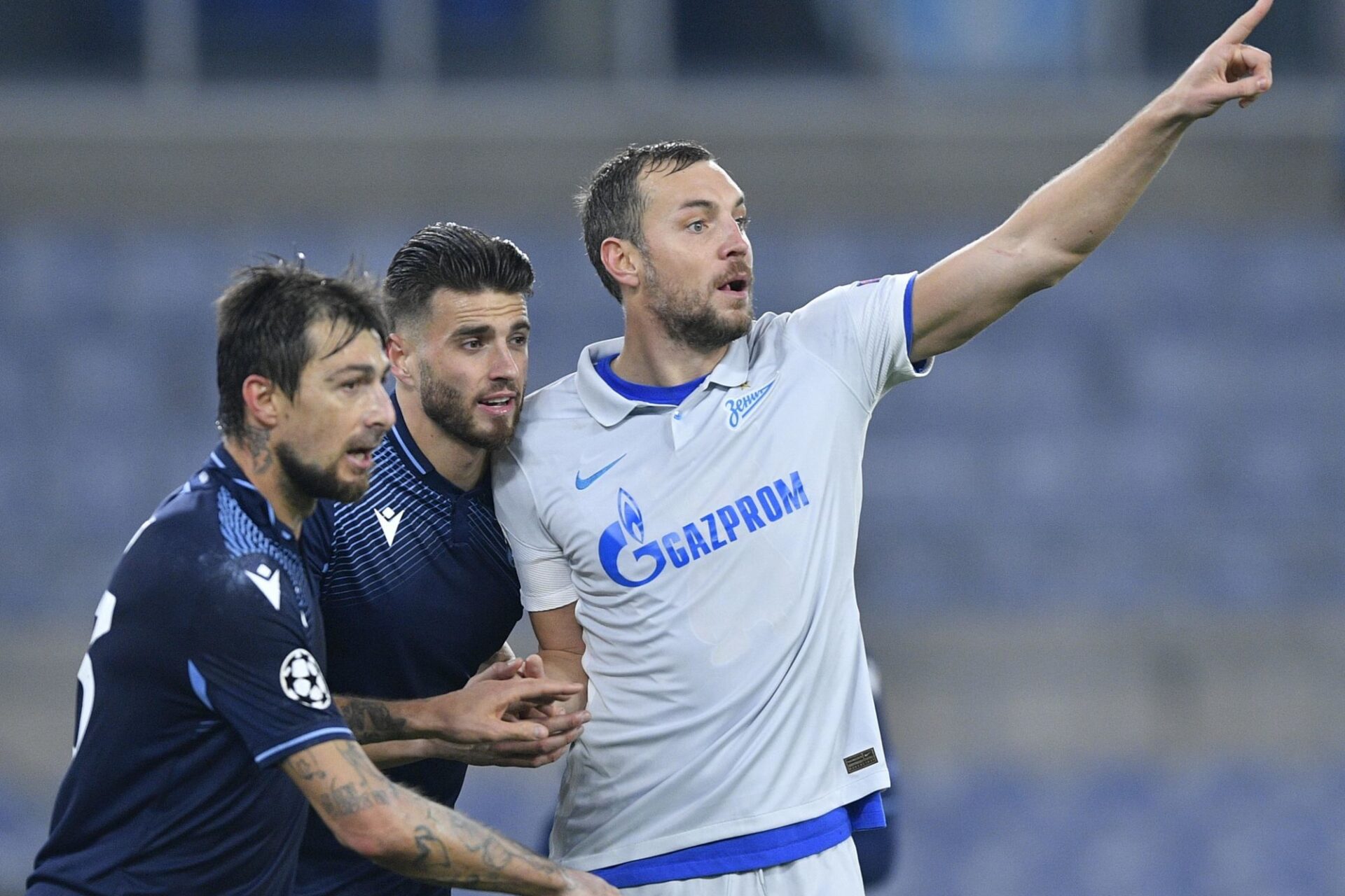 Des joueurs de la Lazio encerclent Artem Dzuba, l'attaquant du Zénith, lors du match de Ligue des champions entre les deux équipes en novembre dernier. Icon Sport