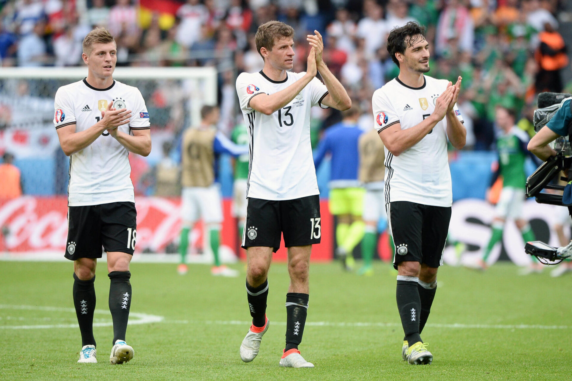 Thomas M&uuml;ller (au centre) et Mats Hummels (&agrave; droite), ici avec Toni Kroos (&agrave; gauche), incarnaient encore la Nationalmannschaft en 2016. Photo Icon Sport