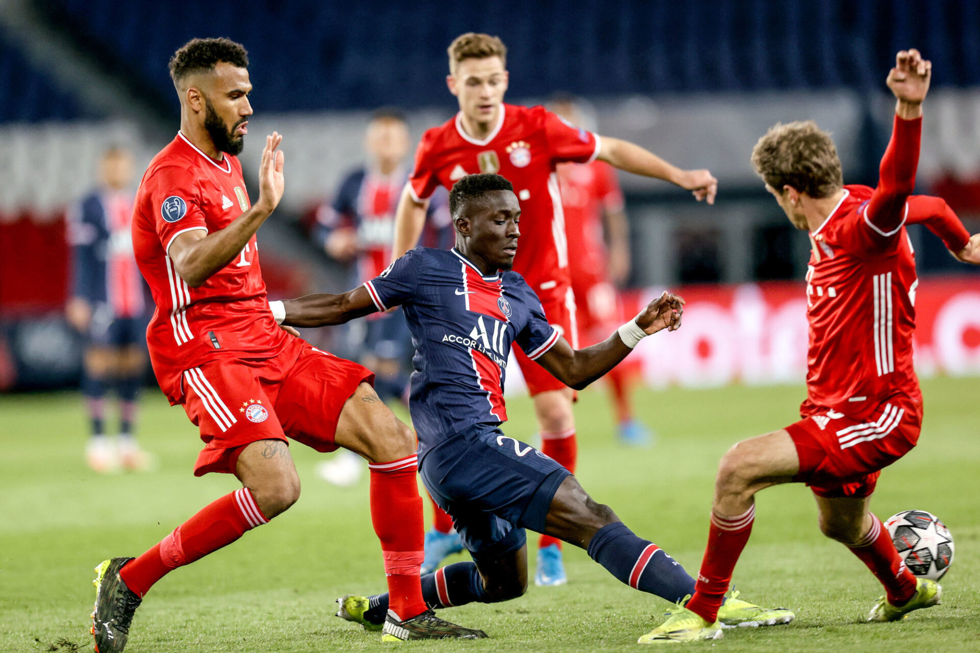 Presnel Kimpembe face &agrave; Thomas M&uuml;ller contre le Bayern. Icon Sport