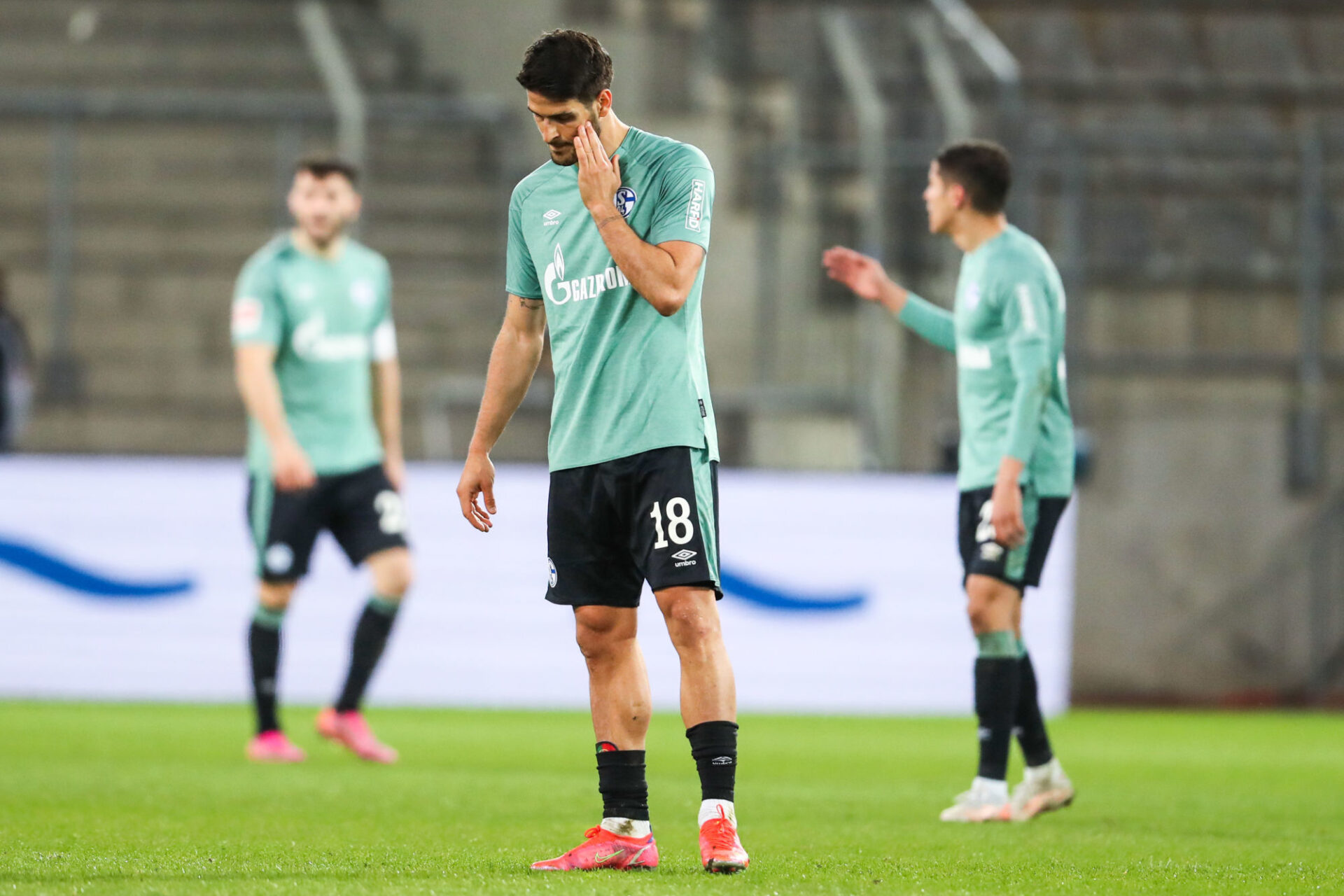 Benjamin Stambouli n'en revient pas : Schalke est bel et bien rel&eacute;gu&eacute; en deuxi&egrave;me division. Icon Sport