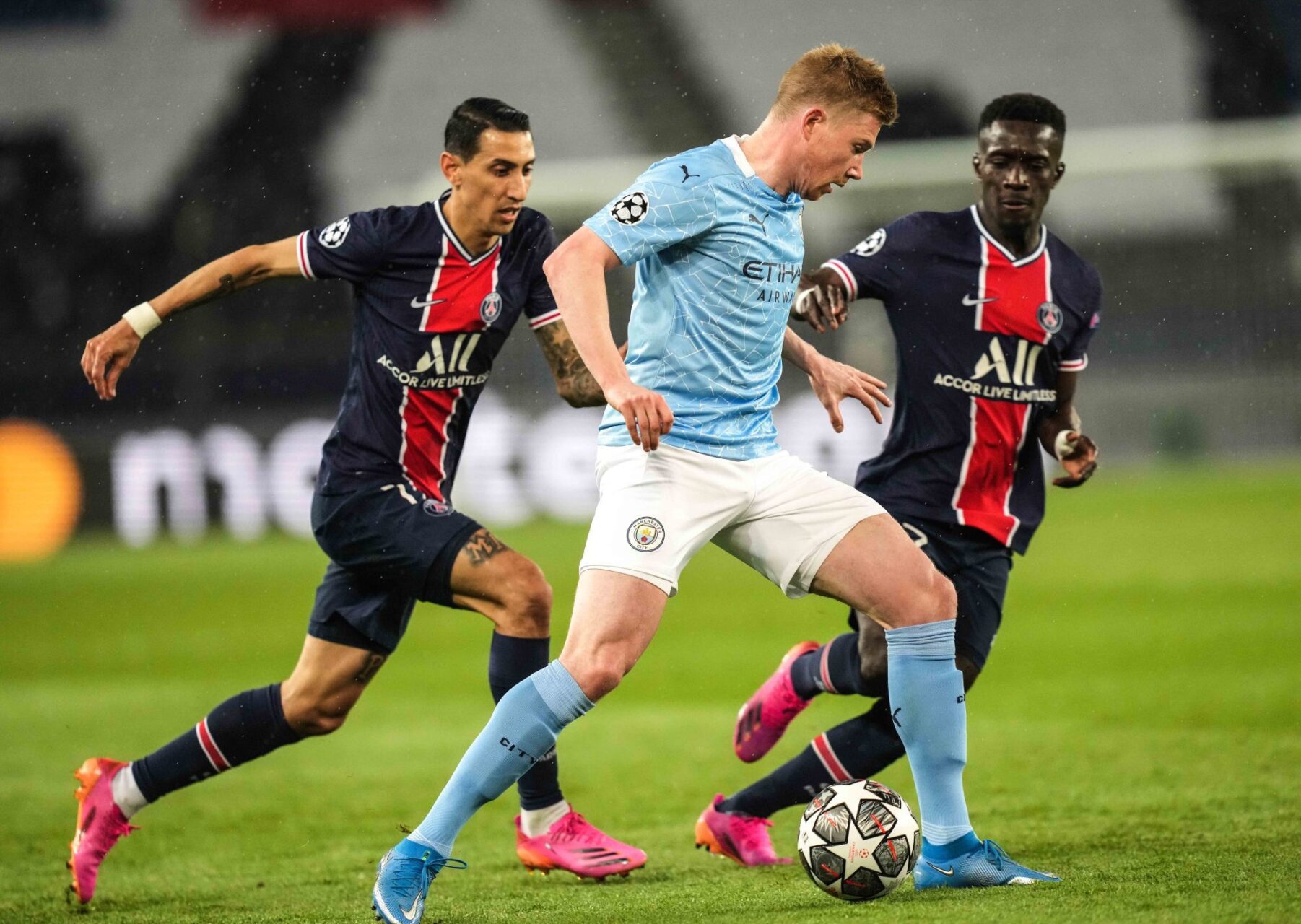 Kevin De Bruyne a d'abord &eacute;t&eacute; transparent, multipliant les pertes de balle en premi&egrave;re p&eacute;riode. Le g&eacute;nial milieu offensif sera finalement &eacute;lu homme du match... Icon Sport