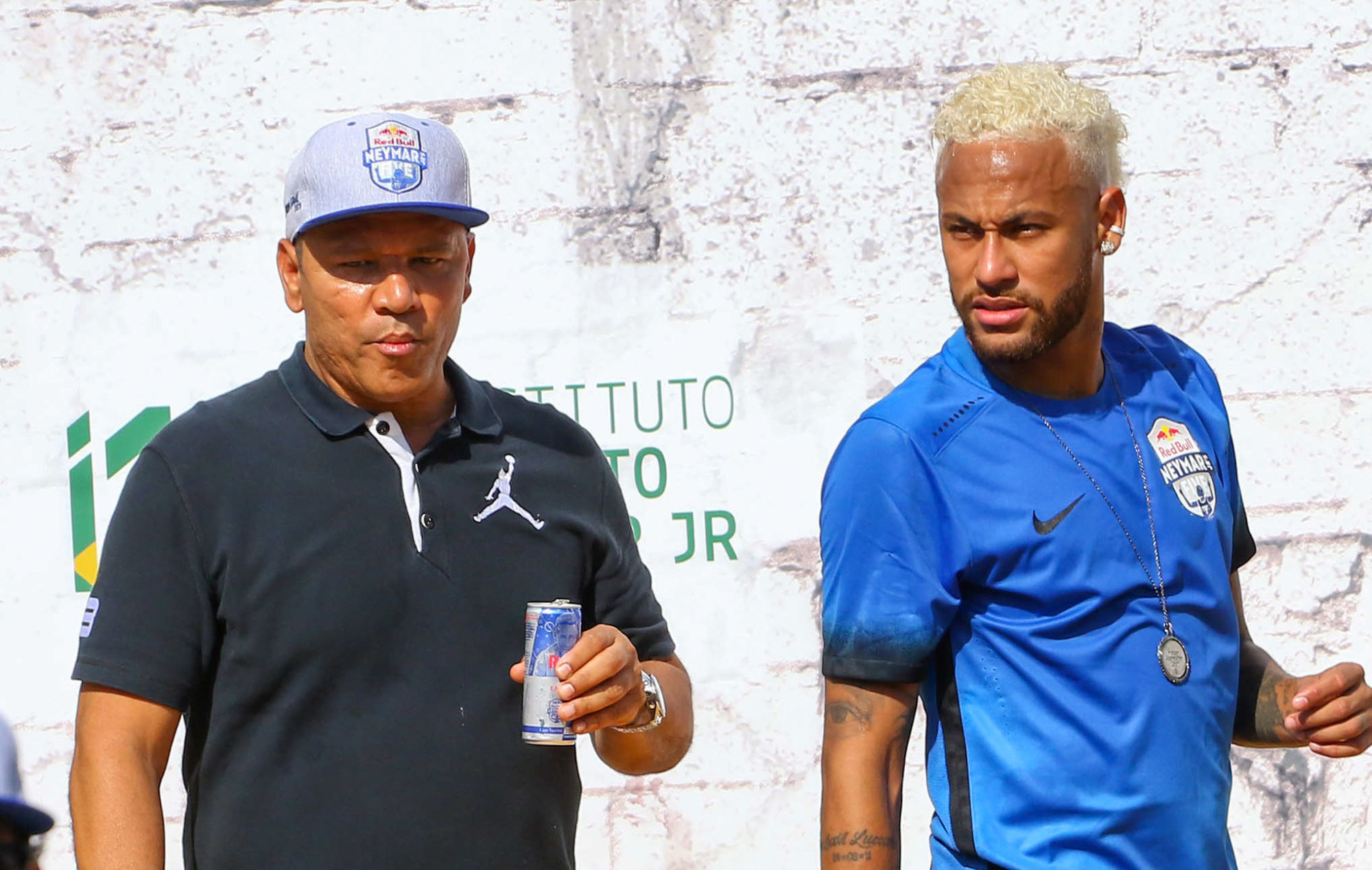 Le père de Neymar pose avec son fils devant l'Institut brésilien qu'ils prennent en charge. Icon Sport