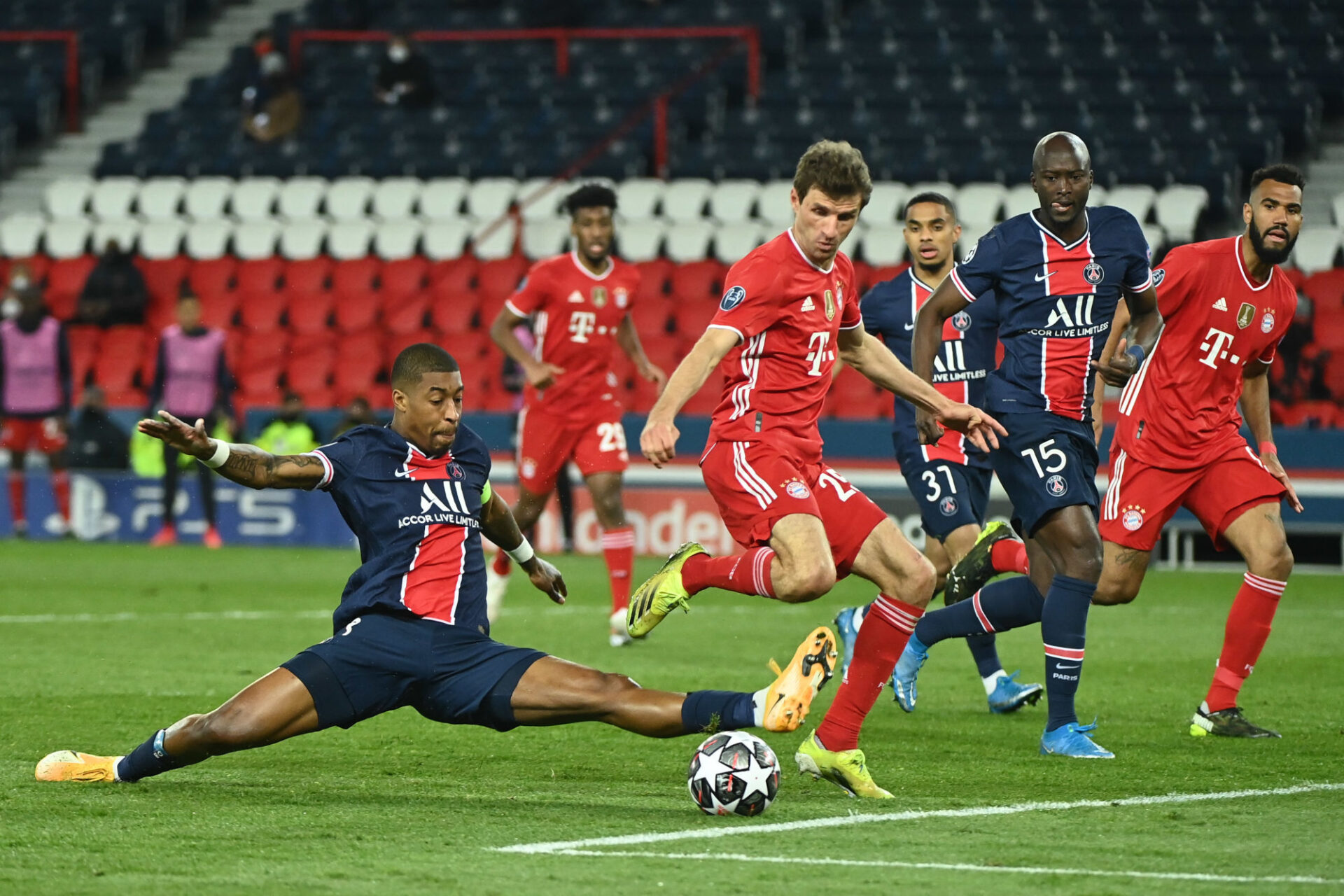 Presnel Kimpembe face &agrave; Thomas M&uuml;ller contre le Bayern. Icon Sport
