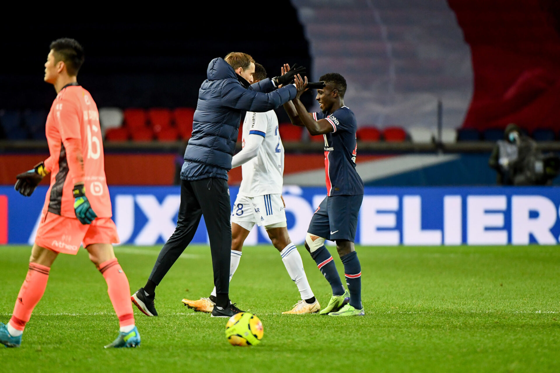Thomas Tuchel f&eacute;licite Idrissa Gueye, sans se douter de rien, apr&egrave;s la victoire du PSG contre Strasbourg (4-0), le 23 d&eacute;cembre dernier. Icon Sport