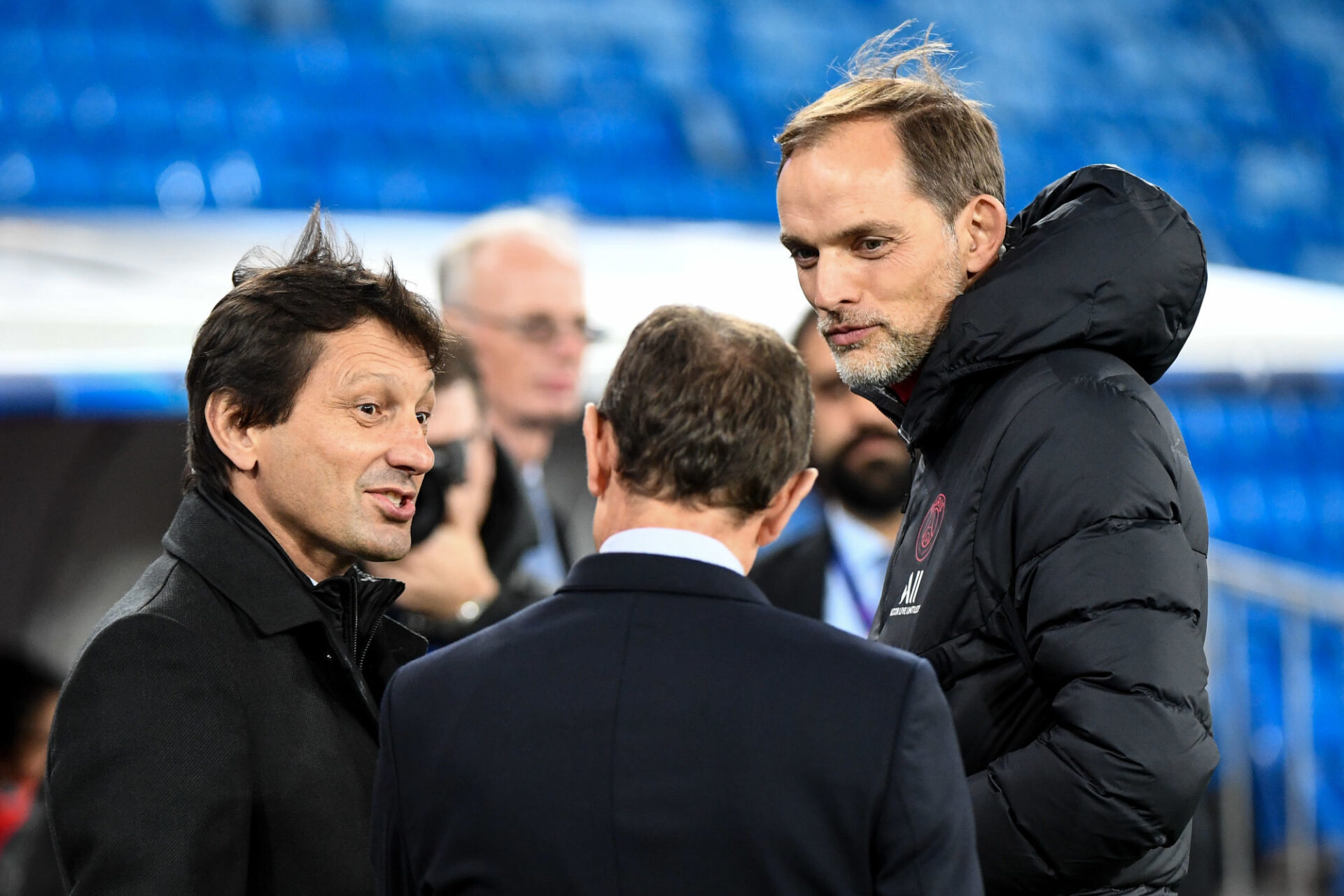 Thomas Tuchel f&eacute;licite Idrissa Gueye, sans se douter de rien, apr&egrave;s la victoire du PSG contre Strasbourg (4-0), le 23 d&eacute;cembre dernier. Icon Sport