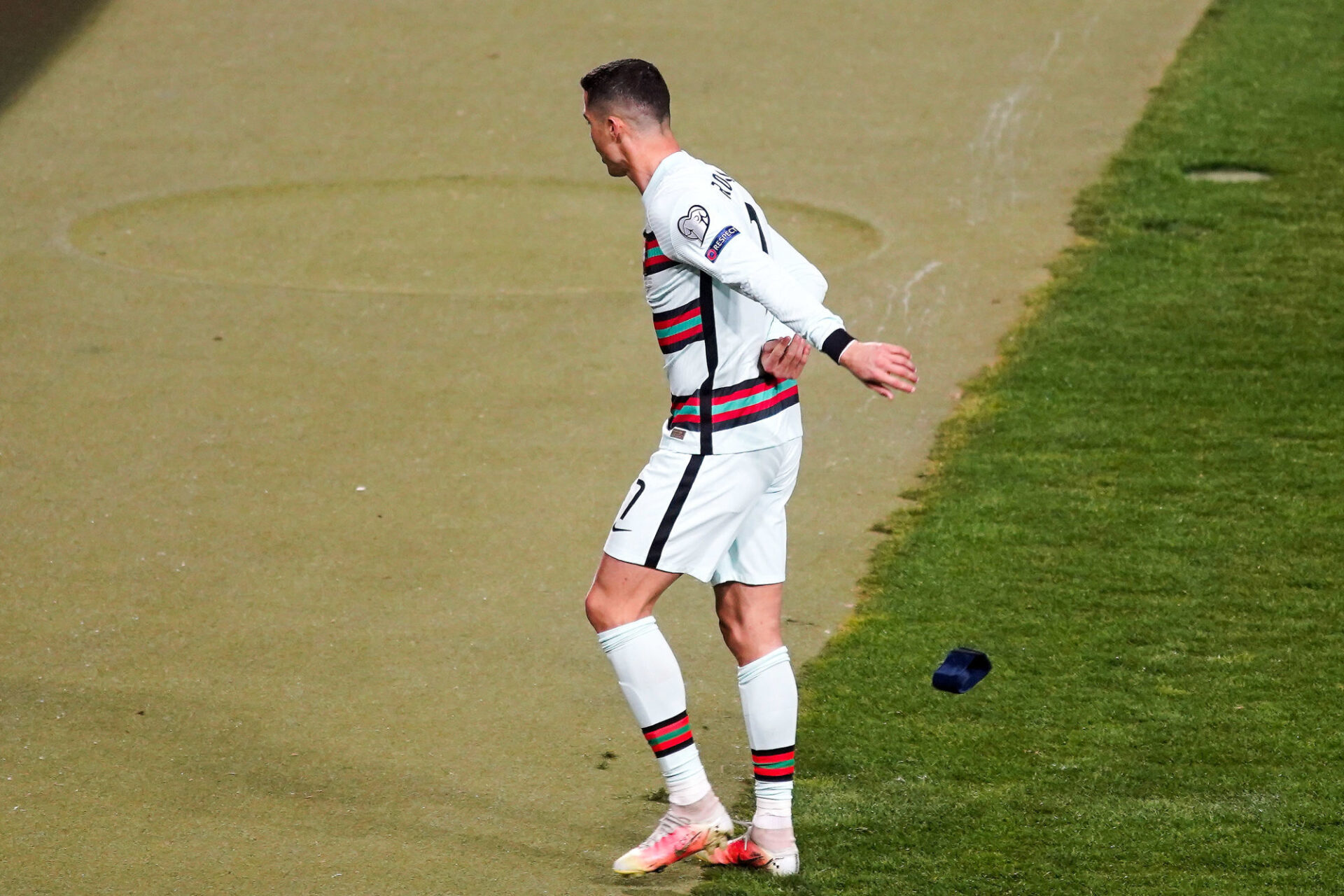 Cristiano Ronaldo laisse choir son brassard de capitaine contre la Serbie. Icon Sport Cristiano Ronaldo laisse choir son brassard de capitaine contre la Serbie. Icon Sport