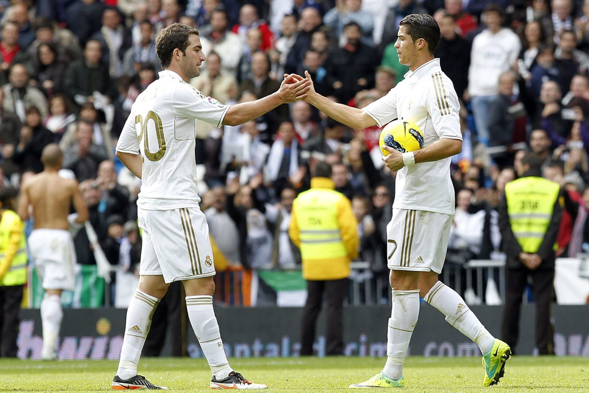 Gonzalo Higua&iacute;n (&agrave; gauche) et Cristiano Ronaldo en 2011 au Real Madrid / Icon Sport