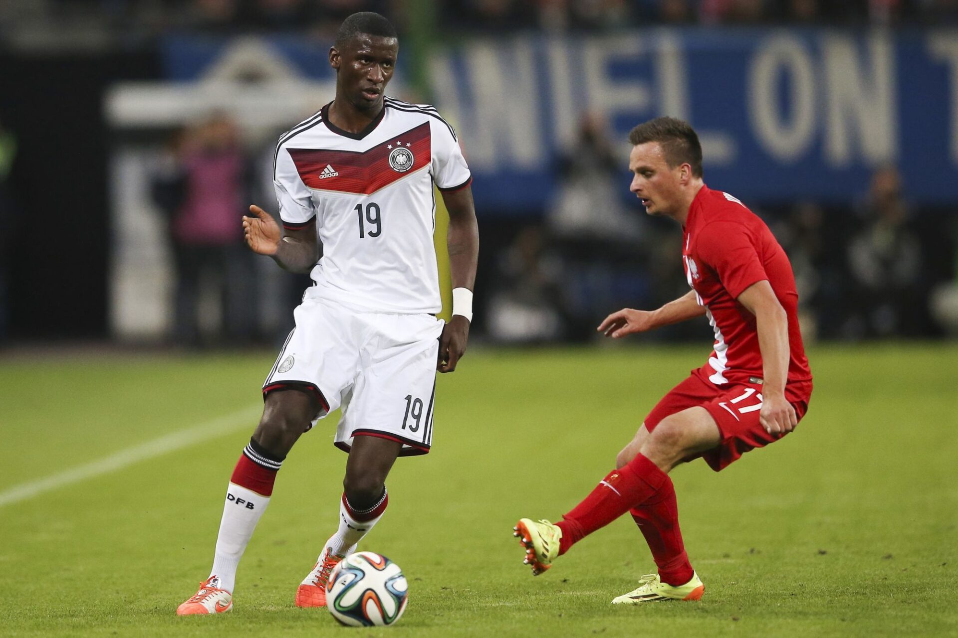 Antonio R&uuml;diger montre &agrave; Luis Suarez qui est le boss lors du huiti&egrave;me de finale de Ligue des champions contre l'Atl&eacute;tico. Icon Sport