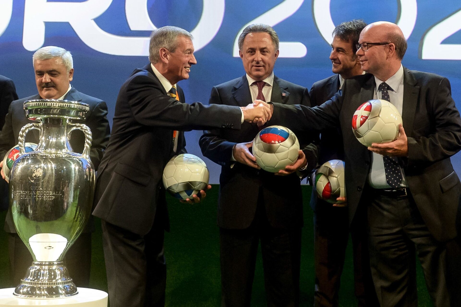 Jesper Moller, le membre du Comit&eacute; ex&eacute;cutif de l&rsquo;UEFA (&agrave; droite) qui souhaite que les clubs de la Super League soient exclus de la Ligue des champions. Icon Sport