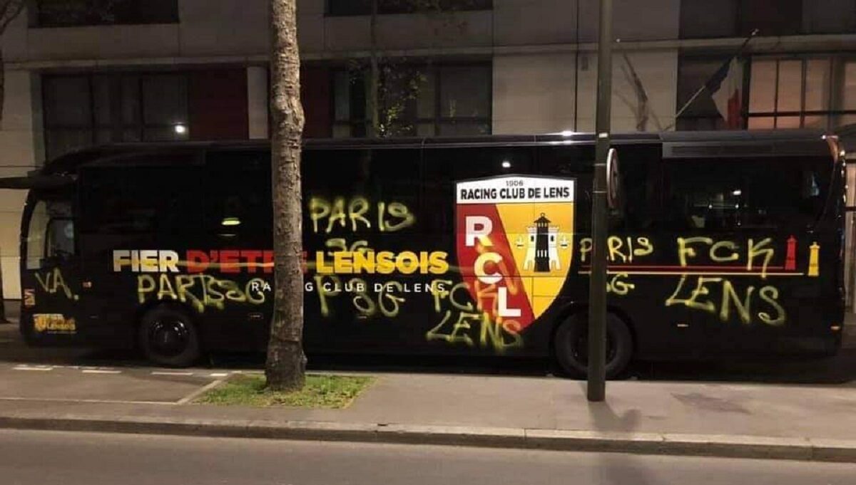 Avant PSG - Lens, le bus des Sang et Or tagué à Paris