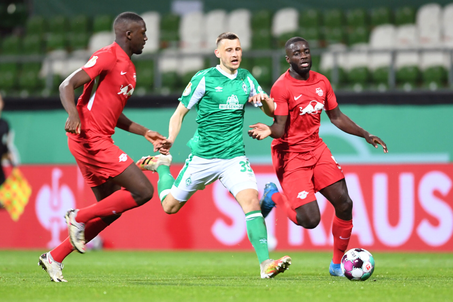 Après Dayot Upamecano, vendu au Bayern, le RB Leipzig perd un deuxième défenseur titulaire (iconsport)
