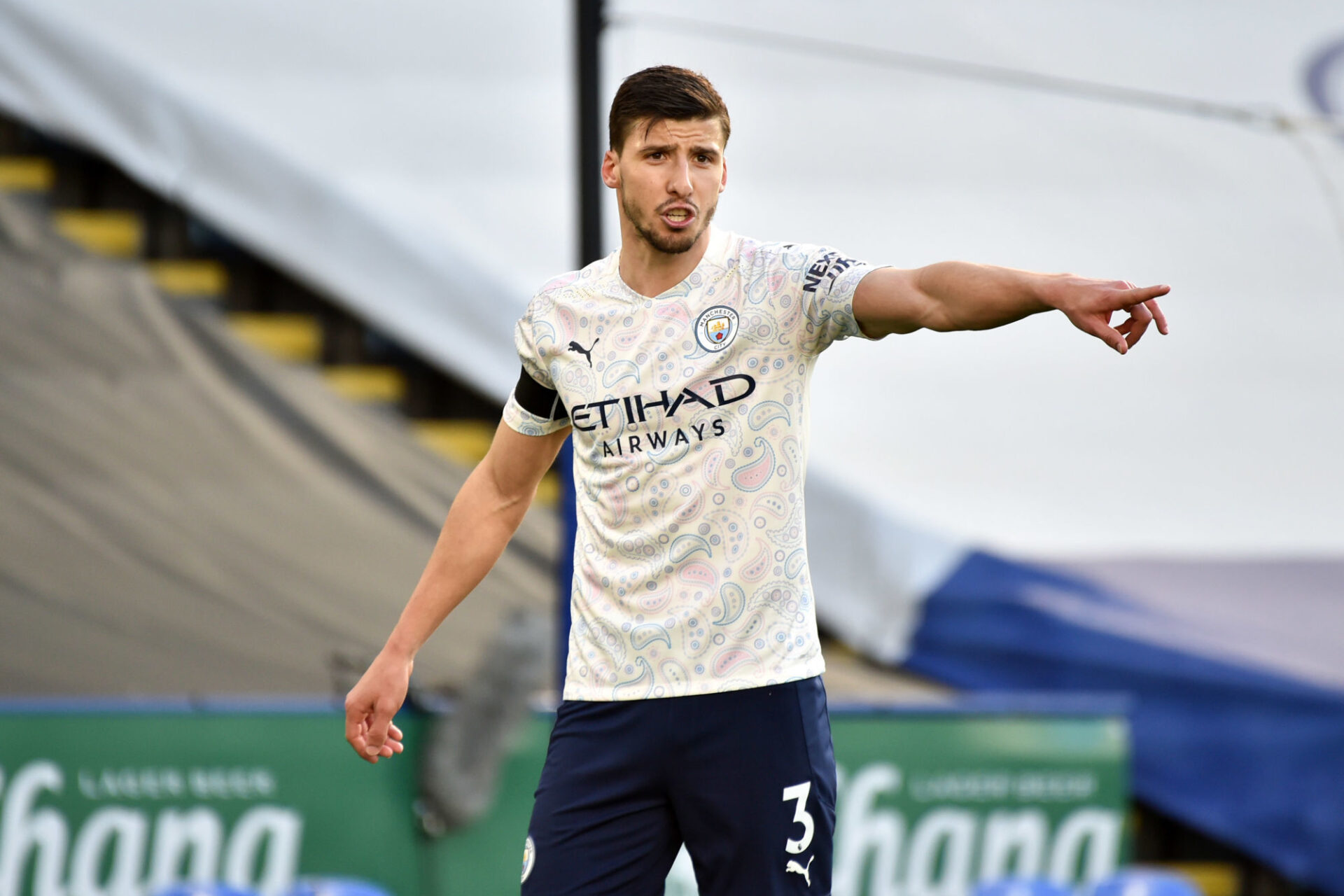 Pep Guardiola semble sans solutions lors de la d&eacute;route de son &eacute;quipe contre Leicester en septembre (2-5). Icon Sport
