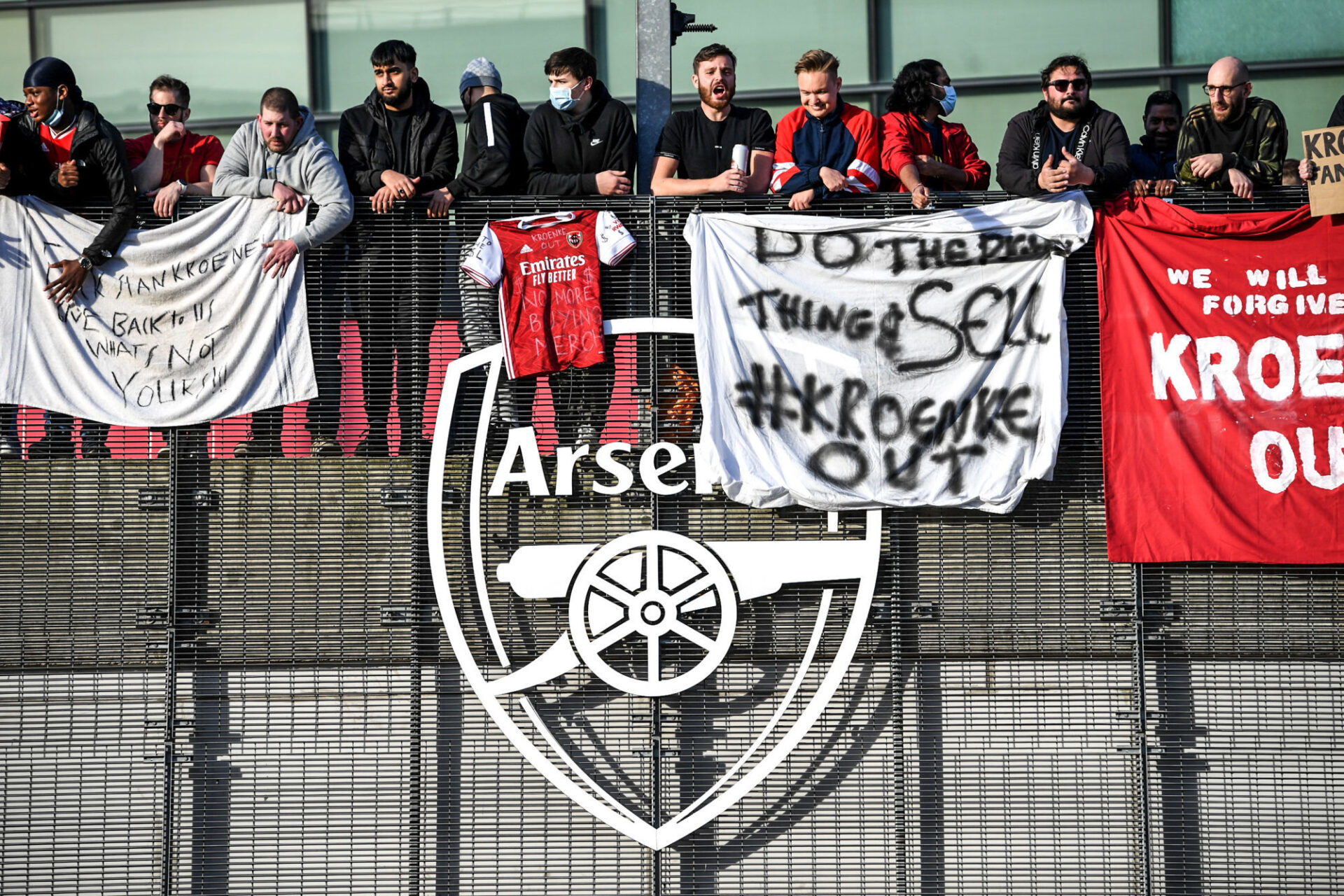 Des supporters d'Arsenal réclament le départ des Kroenke, les propriétaires américains. Icon Sport