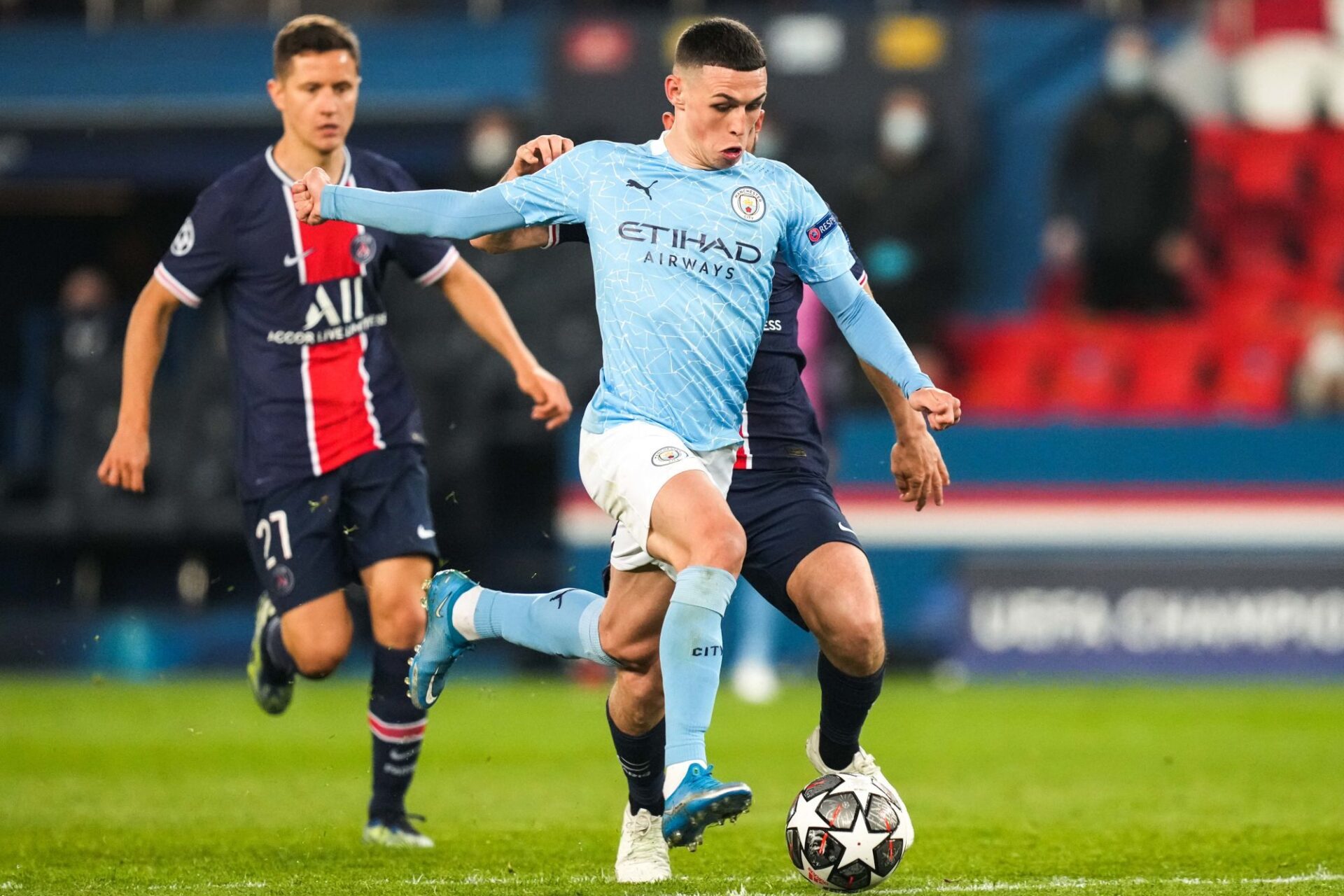 Pep Guardiola semble sans solutions lors de la d&eacute;route de son &eacute;quipe contre Leicester en septembre (2-5). Icon Sport
