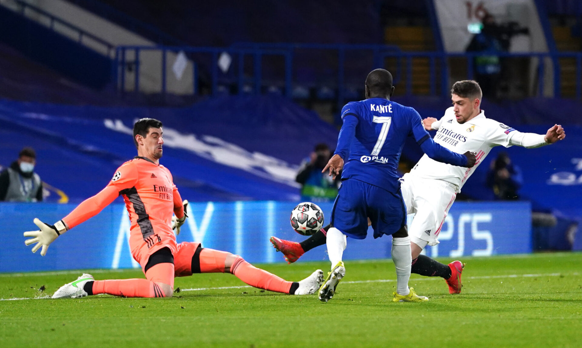 Kai Havertz et Sergio Ramos au duel. Icon Sport