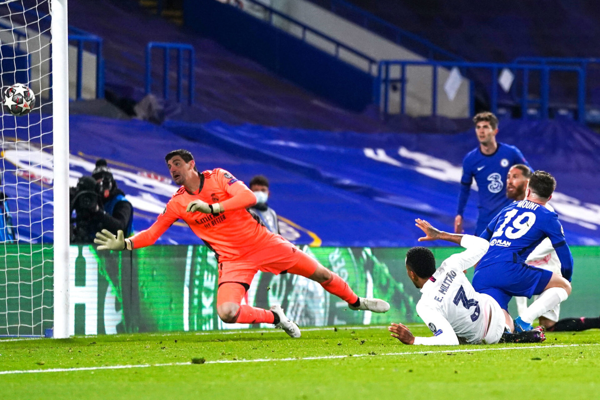 Kai Havertz et Sergio Ramos au duel. Icon Sport