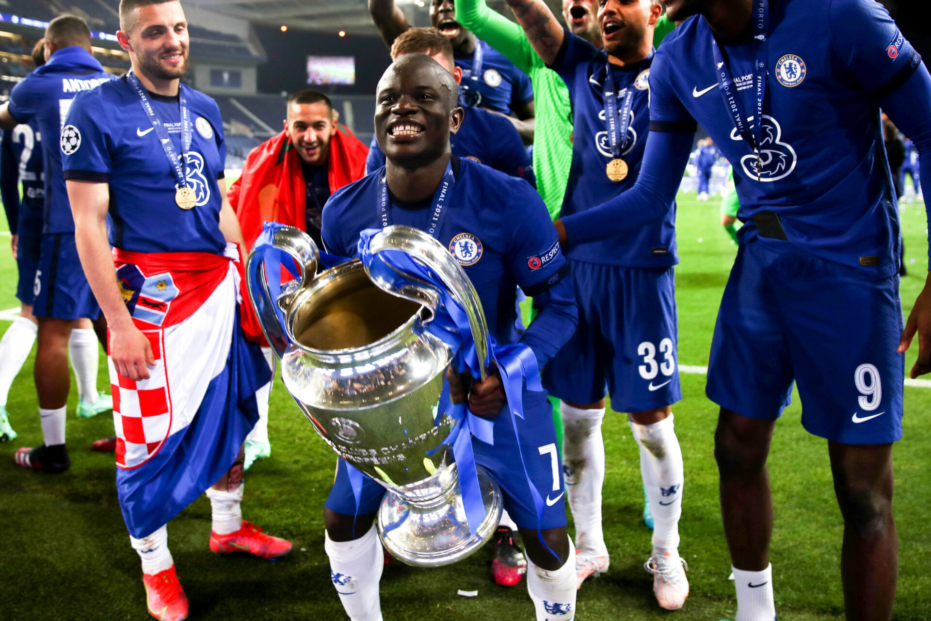 N'Golo Kant&eacute; heureux lors de la remise de la Coupe (iconsport)