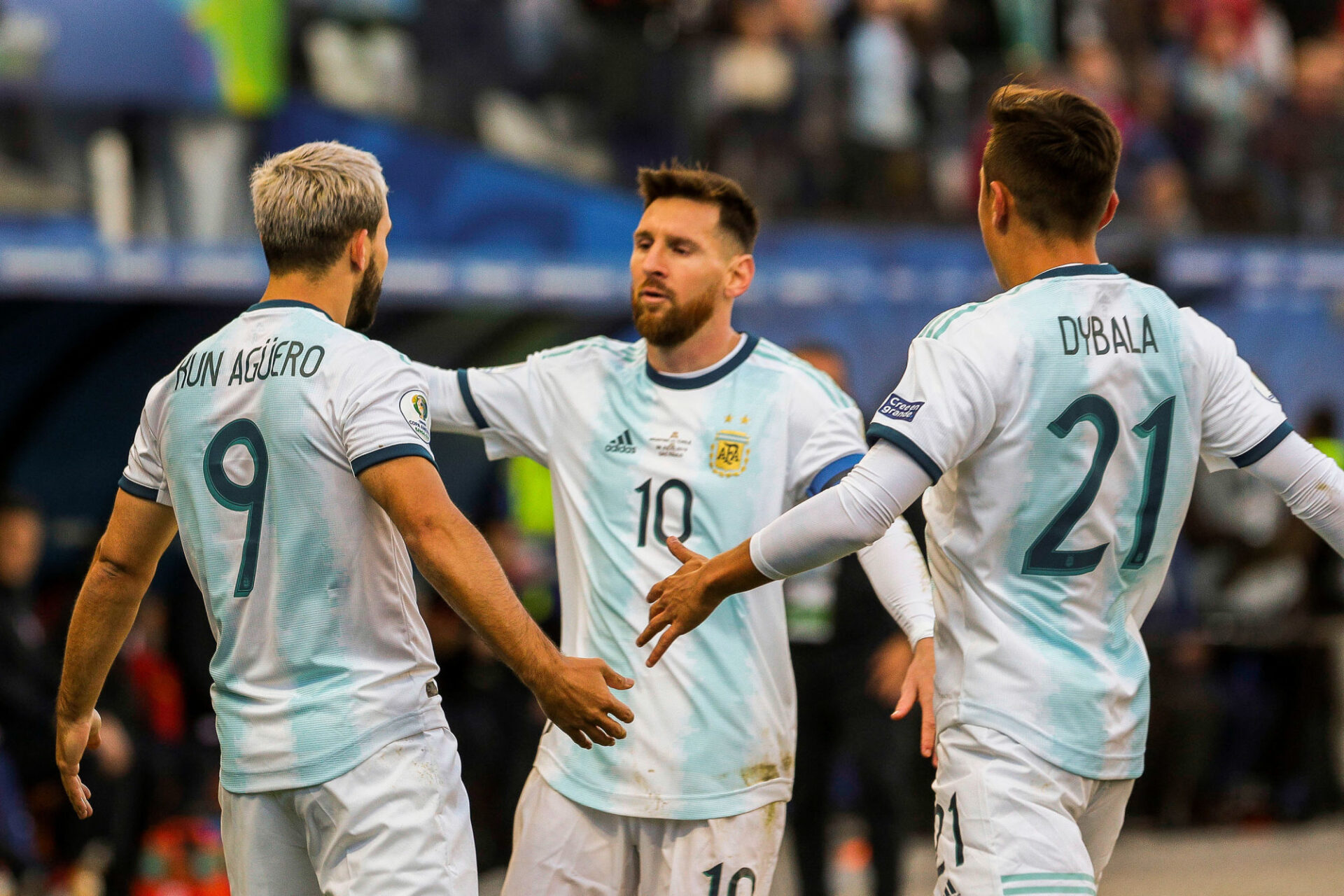 Sergio Ag&uuml;ero passe &agrave; c&ocirc;t&eacute; de la coupe aux grandes oreilles, sans avoir jamais pu la soulever avec Manchester City. Icon Sport