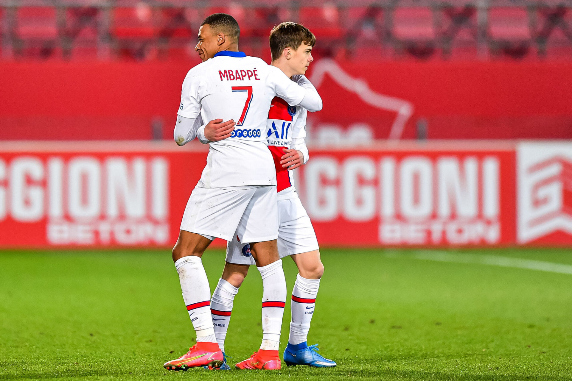 Kylian Mbappé et Edouard Michut. Icon Sport