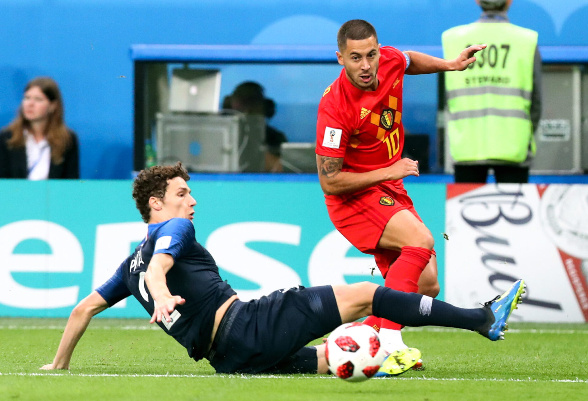 Benjamin Pavard avait souffert face aux ailiers lors de la Coupe du monde, ici face à Eden Hazard lors de la demi-finale contre la Belgique. Icon Sport