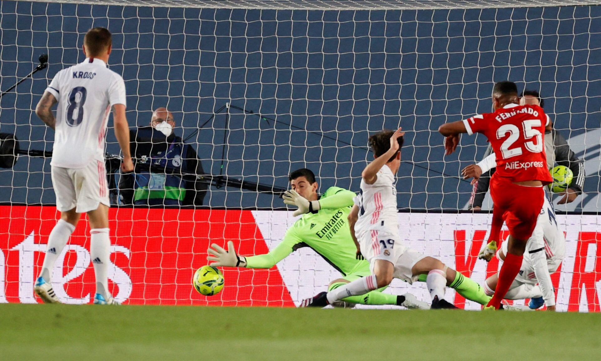 Fernando ouvre le score en trompant Thiabut Courtois. Icon Sport