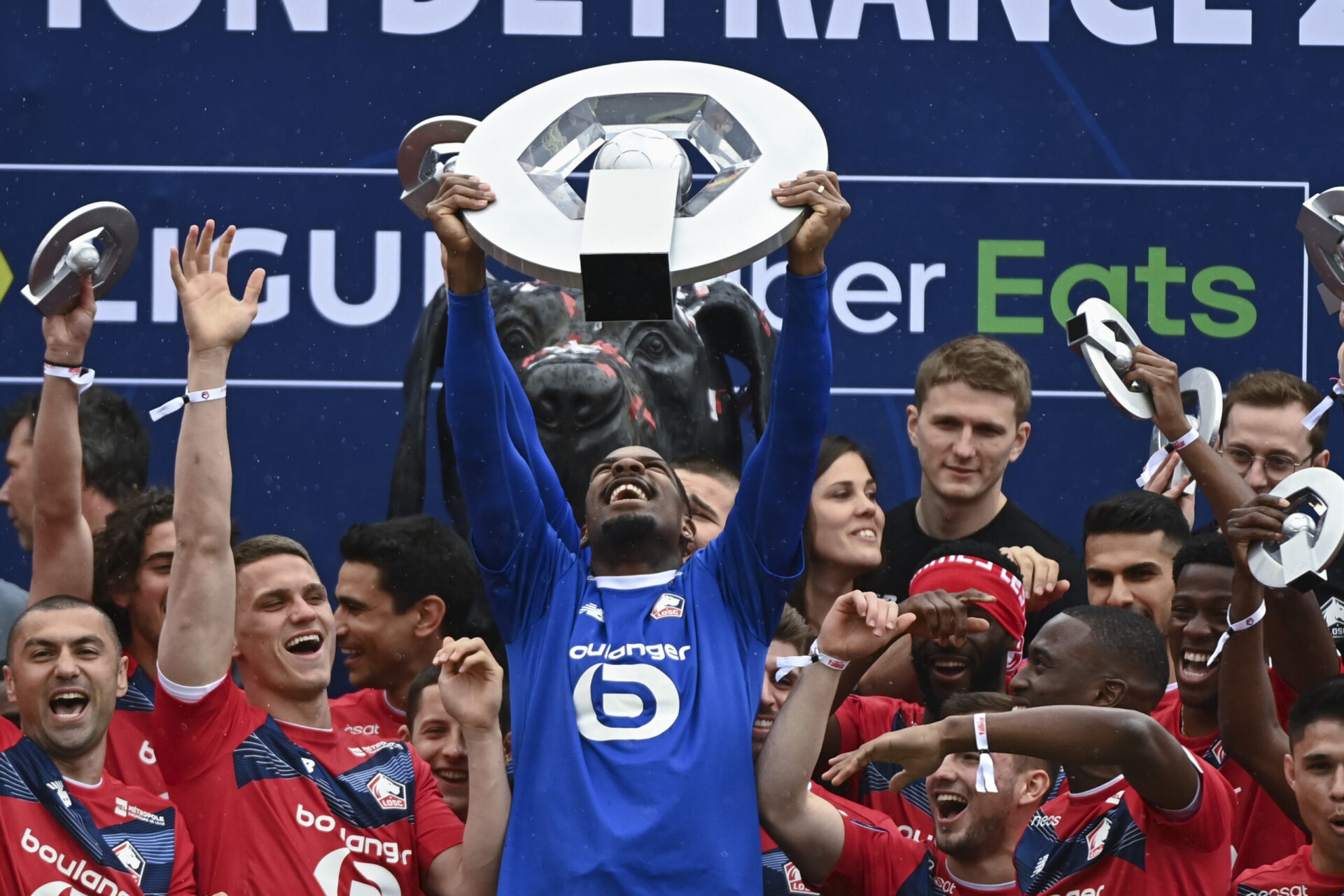 À peine champion avec Lille, Maignan va quitter le LOSC et signer au Milan AC (iconsport) À peine champion avec Lille, Maignan va quitter le LOSC et signer au Milan AC (iconsport)