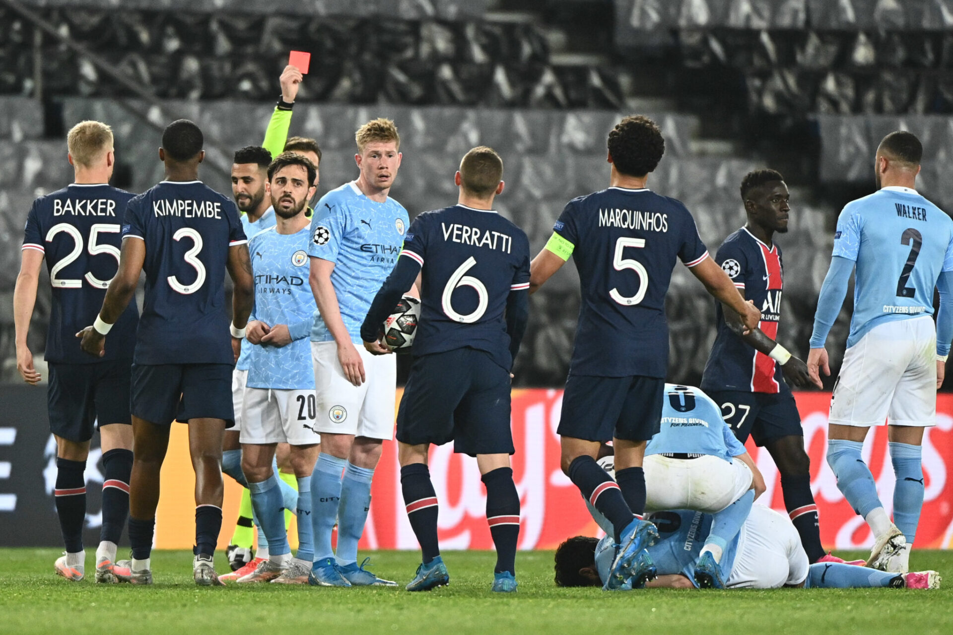 L'altercation commence après la grosse faute de Gueye.