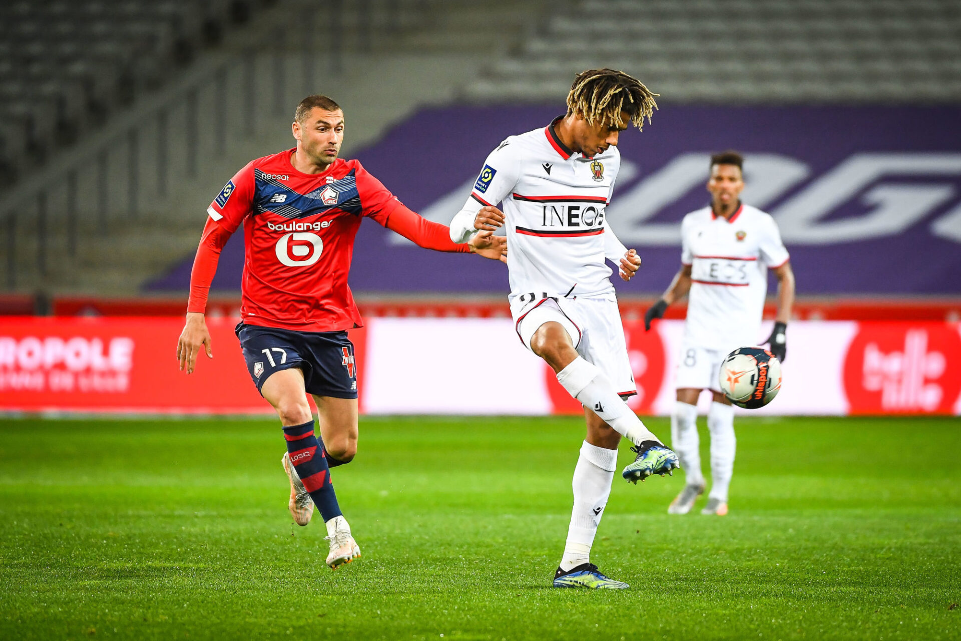 Jean-Clair Todibo, le défenseur central de Nice, pressé par Burak Yılmaz. Icon Sport