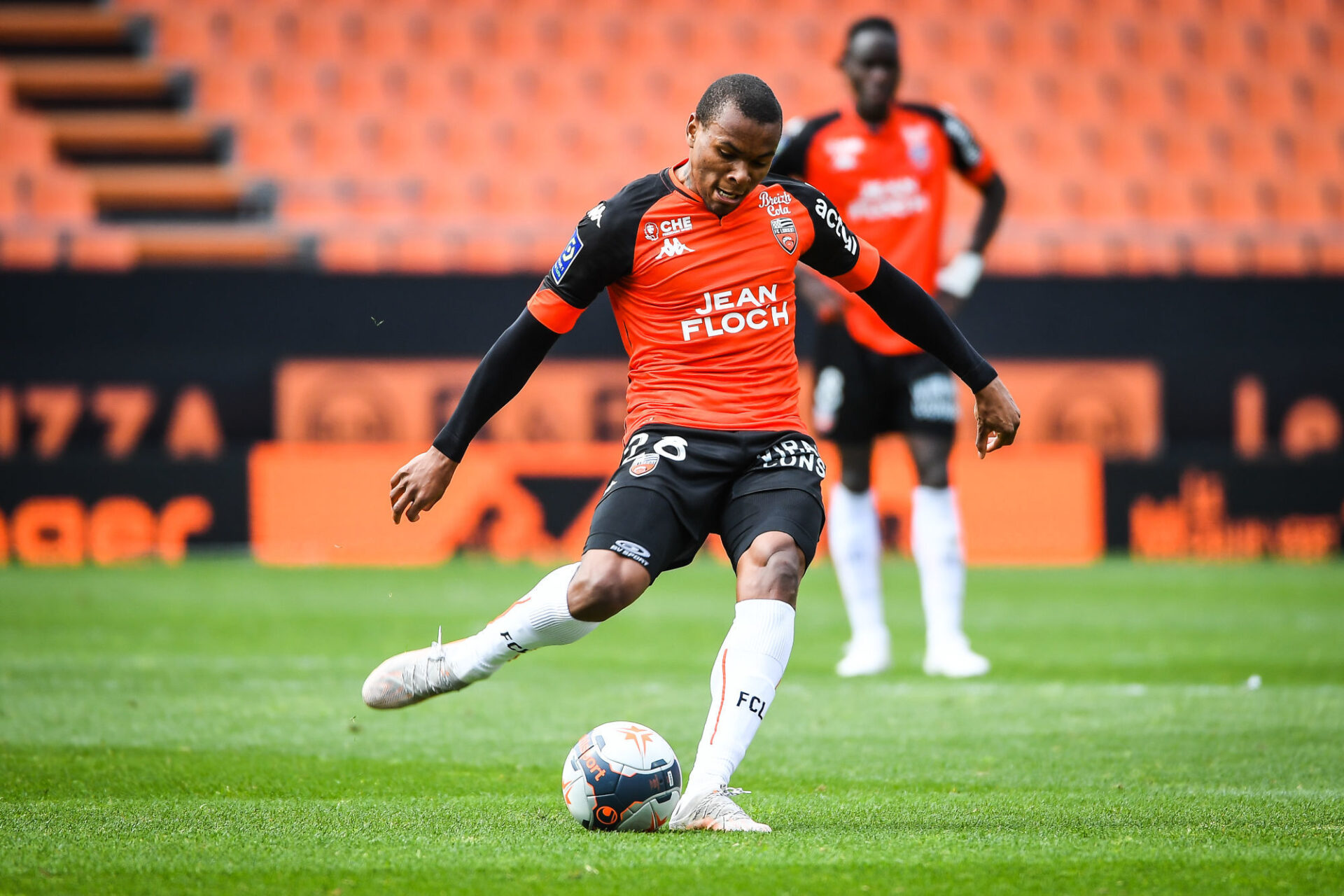 Mattia De Sciglio n'est finalement pas suspendu contre Lorient, et est align&eacute; en d&eacute;fense centrale face aux Merlus. Icon Sport
