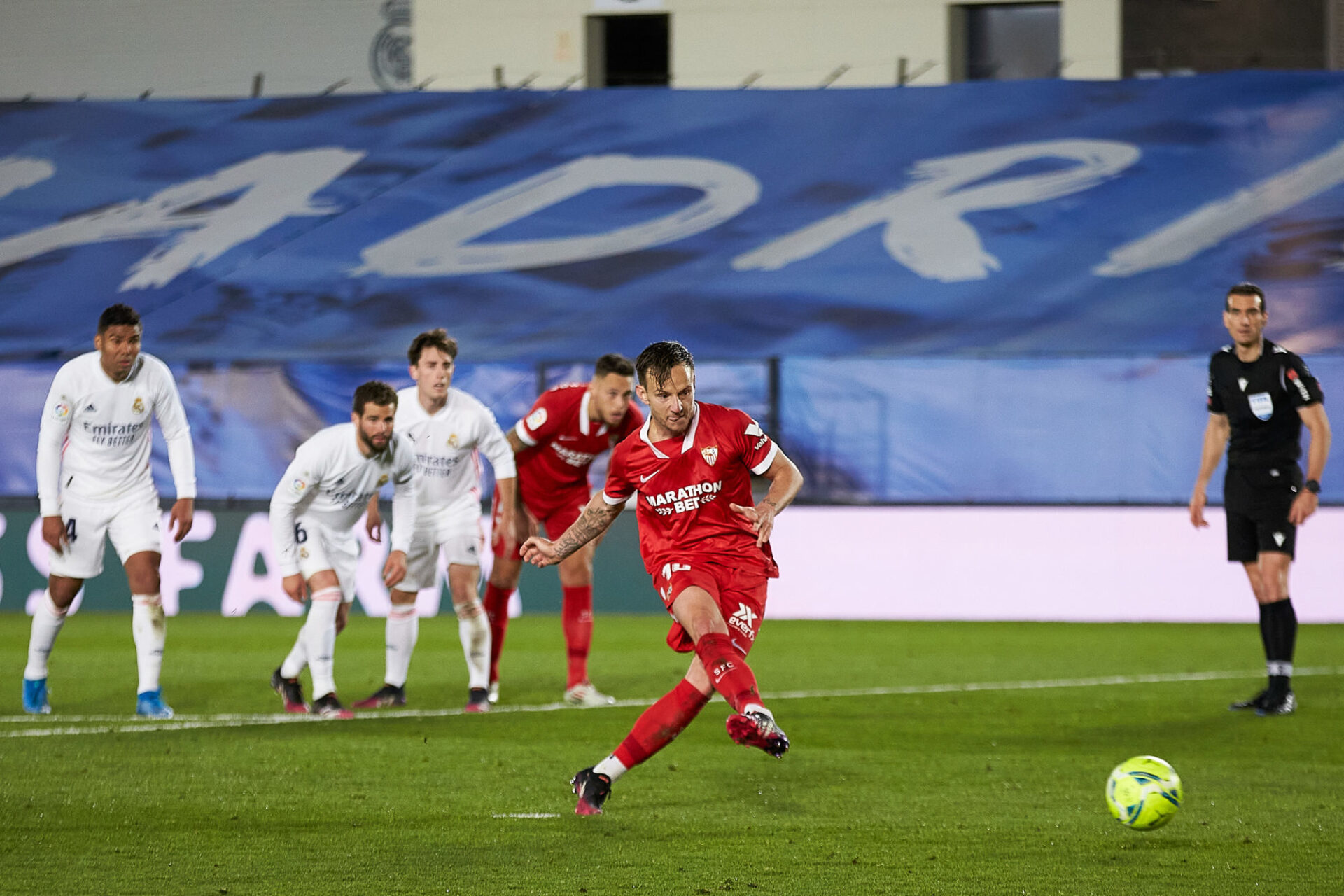 Fernando ouvre le score en trompant Thiabut Courtois. Icon Sport