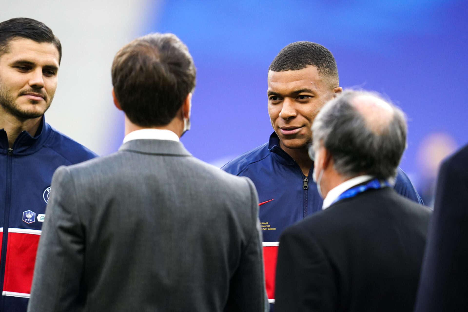 Kylian Mbapp&eacute; et Emmanuel Macron avant la finale de la coupe de France entre le PSG et Monaco (iconsport)
