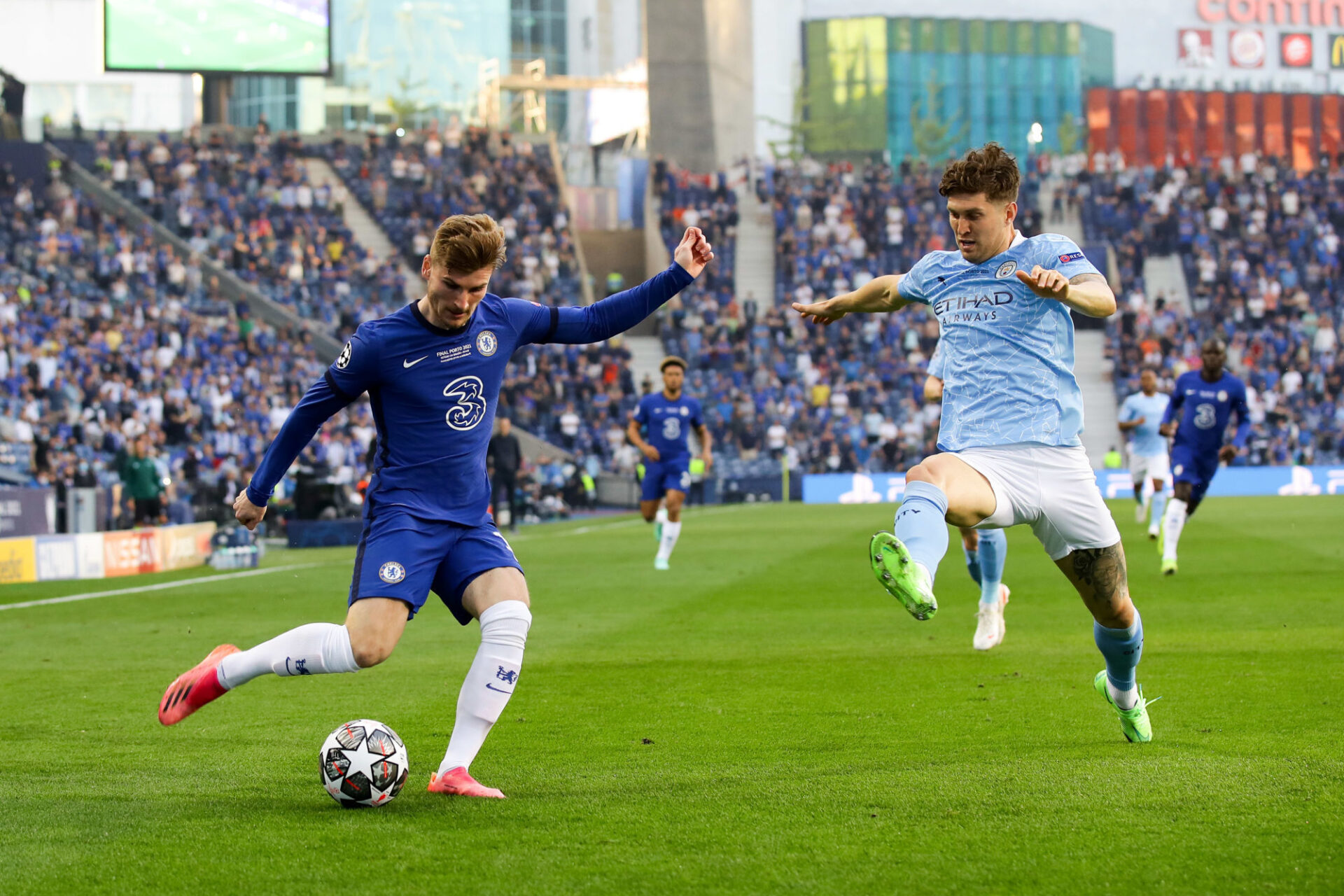 Timo Werner, maladroit devant le but mais précieux dans ses déplacements, ici face à John Stones (iconsport) Timo Werner, maladroit devant le but mais précieux dans ses déplacements, ici face à John Stones (iconsport)