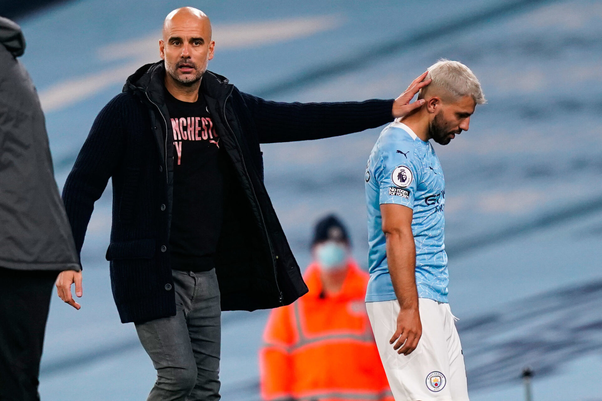 Sergio Ag&uuml;ero passe &agrave; c&ocirc;t&eacute; de la coupe aux grandes oreilles, sans avoir jamais pu la soulever avec Manchester City. Icon Sport