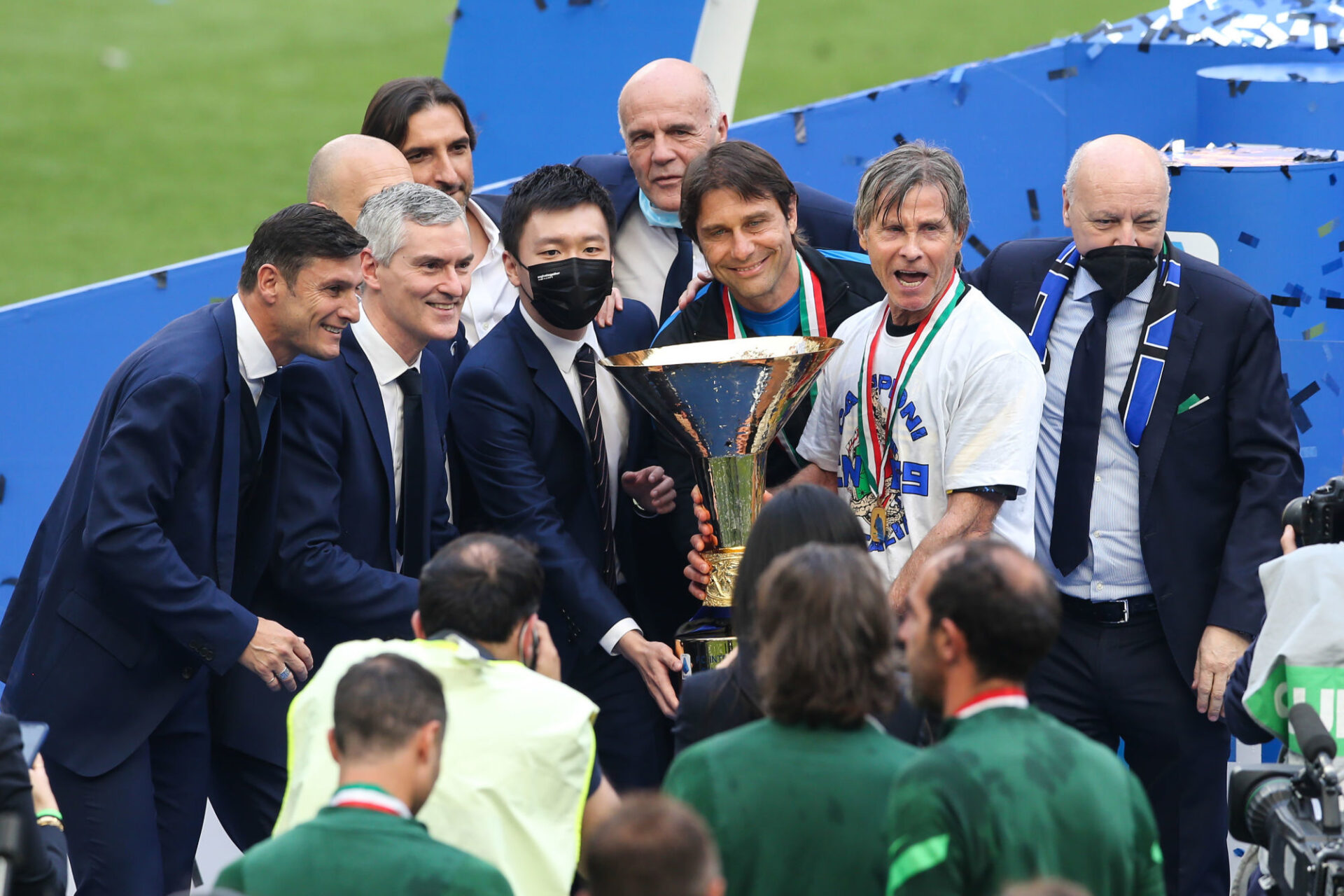 Pourtant, tout le monde avait le sourire lors de la remise du troph&eacute;e de champion d'Italie (iconsport)
